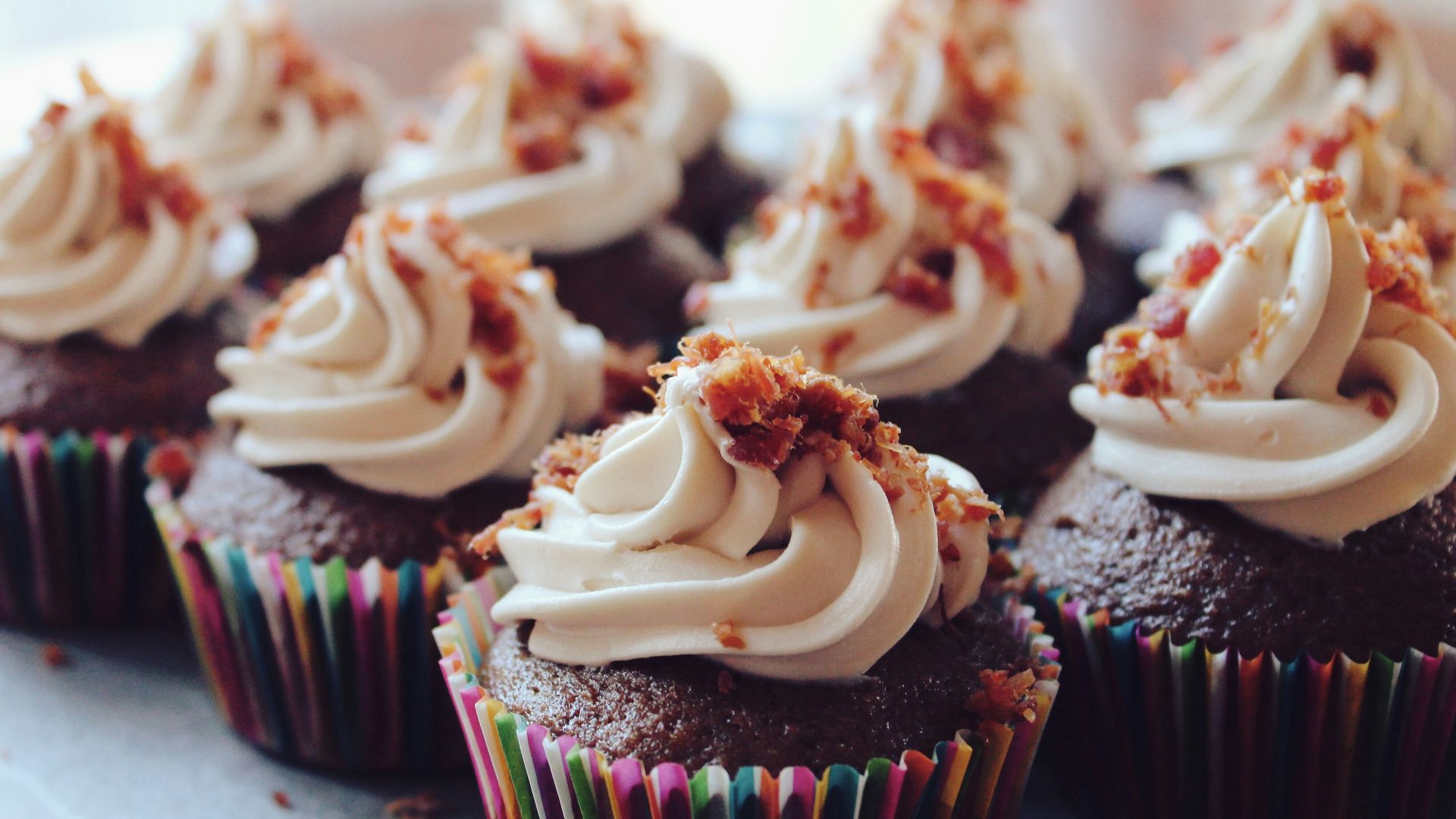 close-up photography of cupcakes