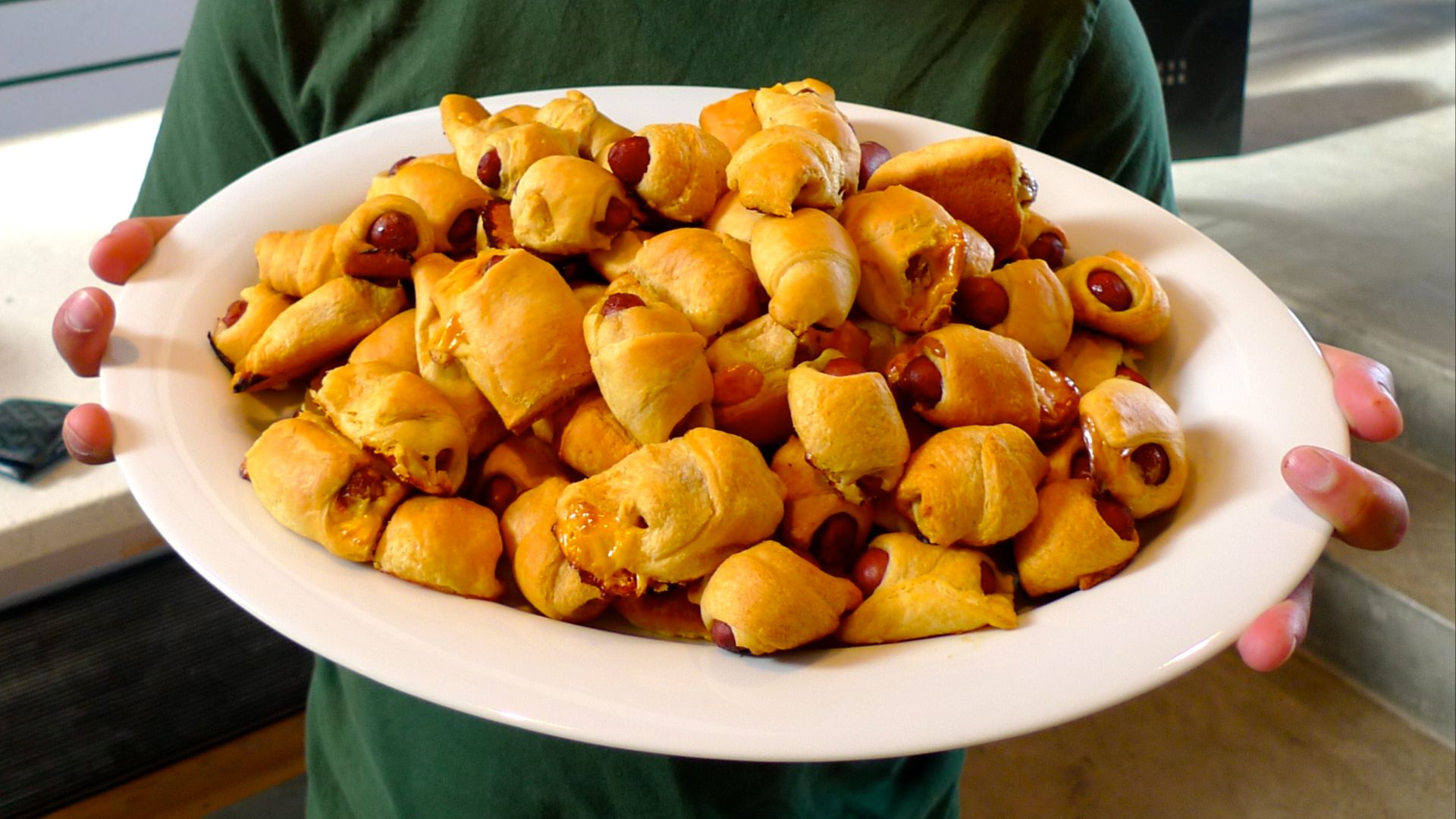 File:Bowl of pigs in a blanket.jpg