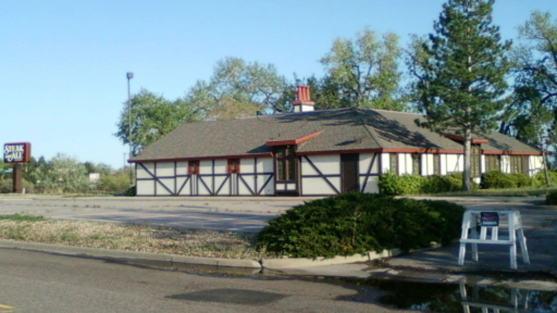 File:Abandoned Steak and Ale, Westminster Mall, CO.jpg