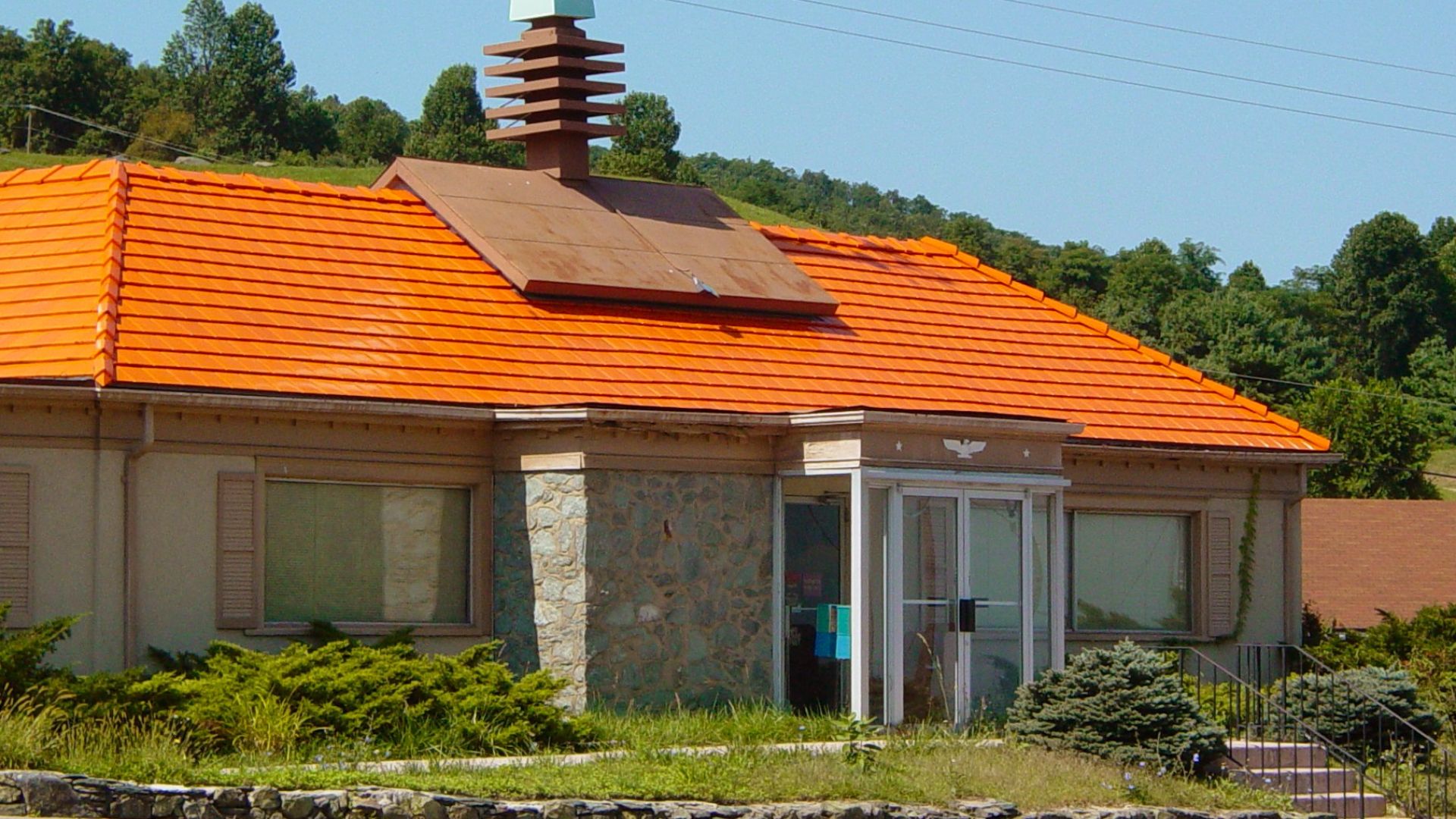 File:Howard Johnson's on Afton Mountain, 2003 closeup.jpg