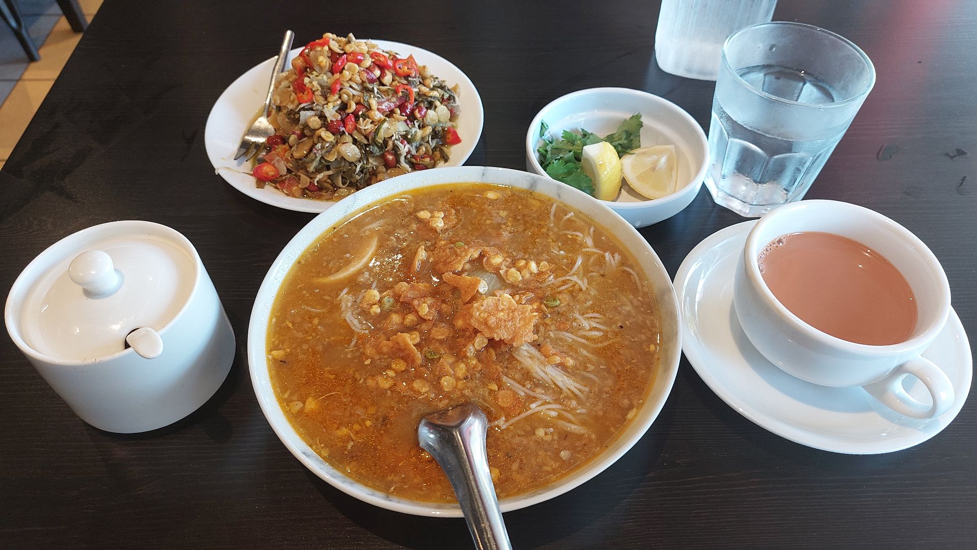 File:Mohinga soup and tea leaf salad A Nyar Tar.jpg