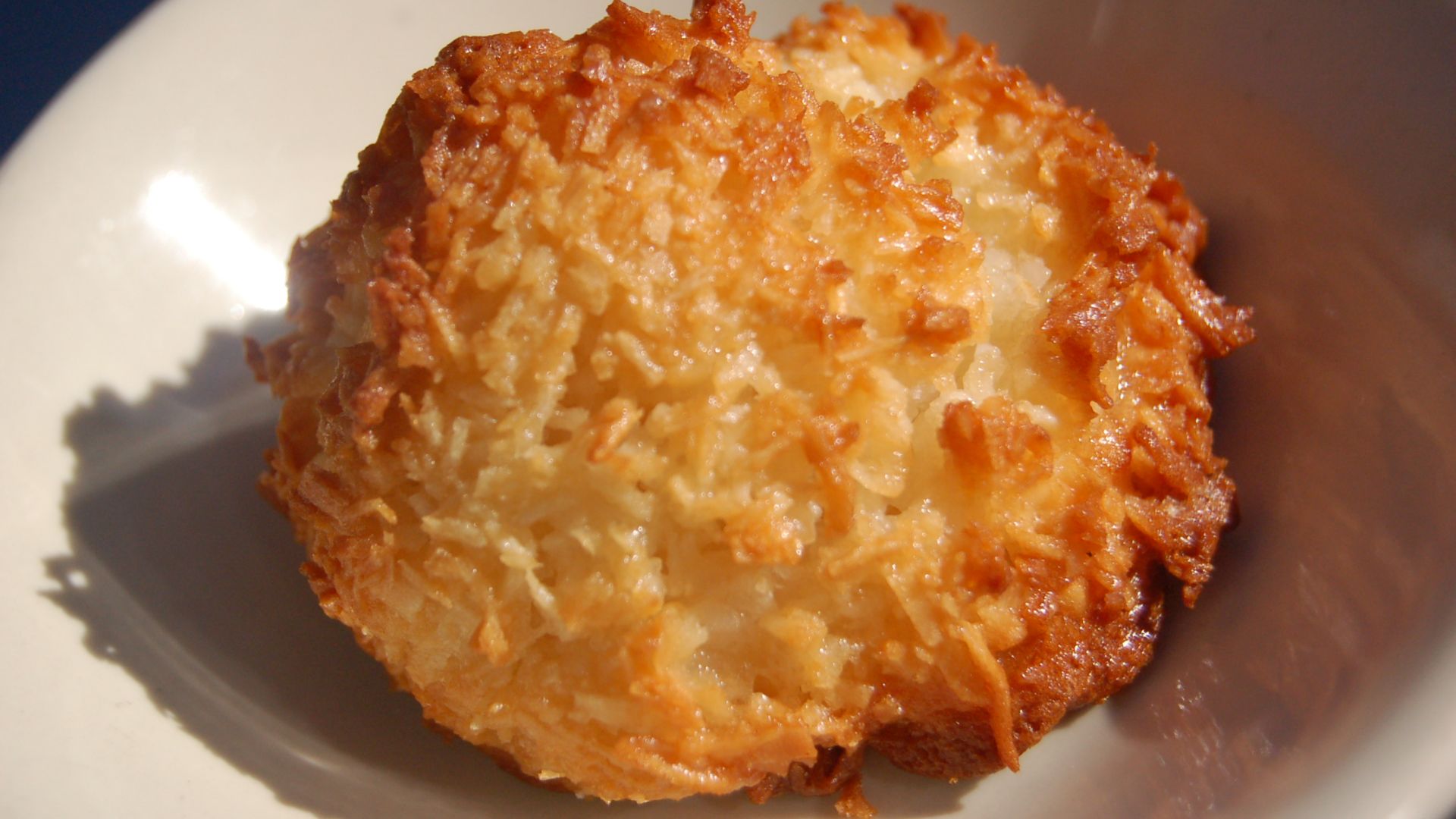 File:Sofra Coconut macaroon, October 2009.jpg