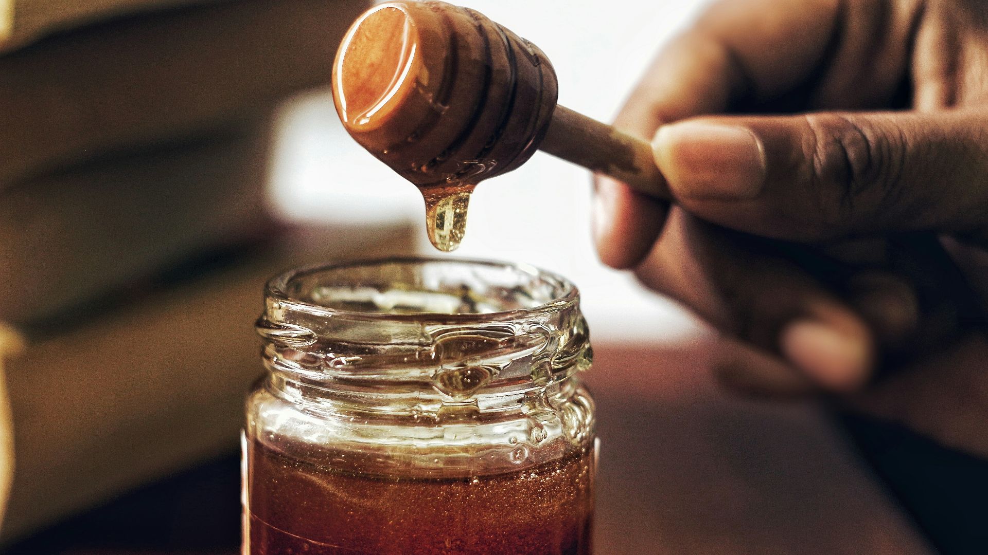 honey jar with honey comb