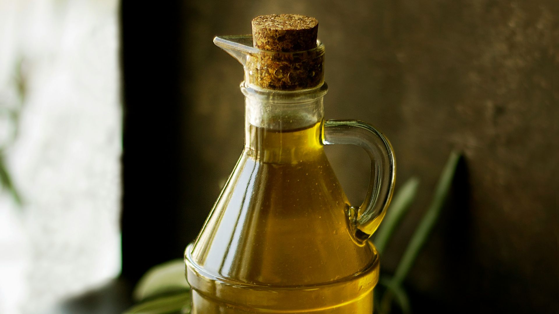 clear glass cruet bottle