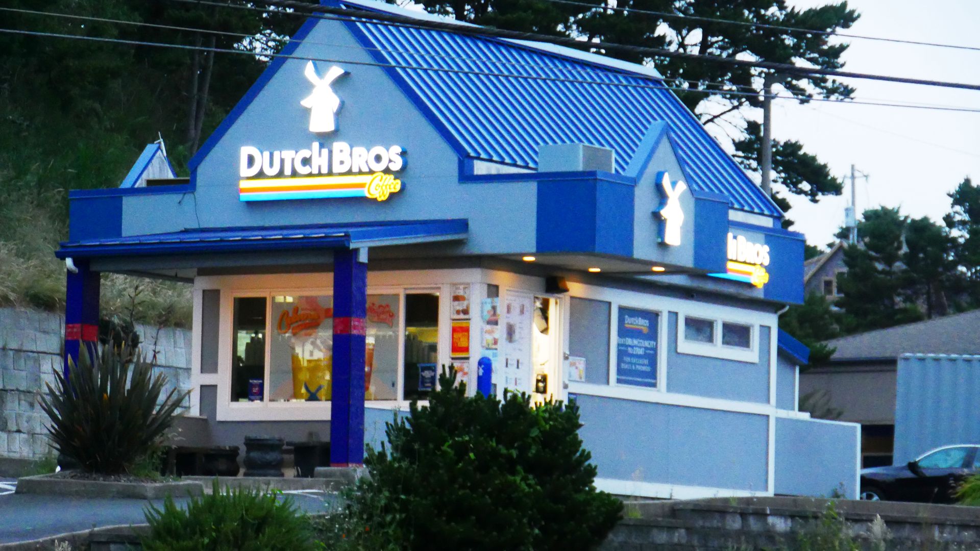 File:Dutch Bros Coffee in Lincoln City, Oregon.jpg