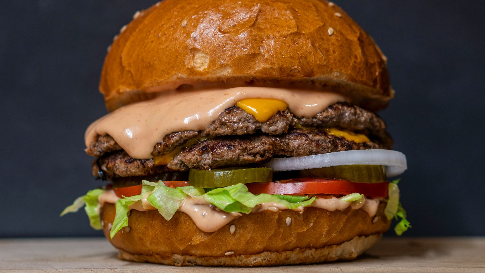 burger with lettuce and tomatoes