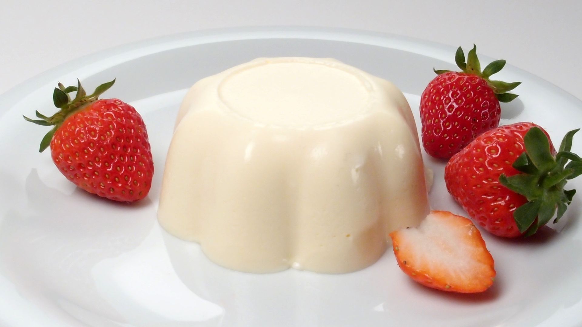 File:Bavarian cream with strawberries.jpg - Wikimedia Commons