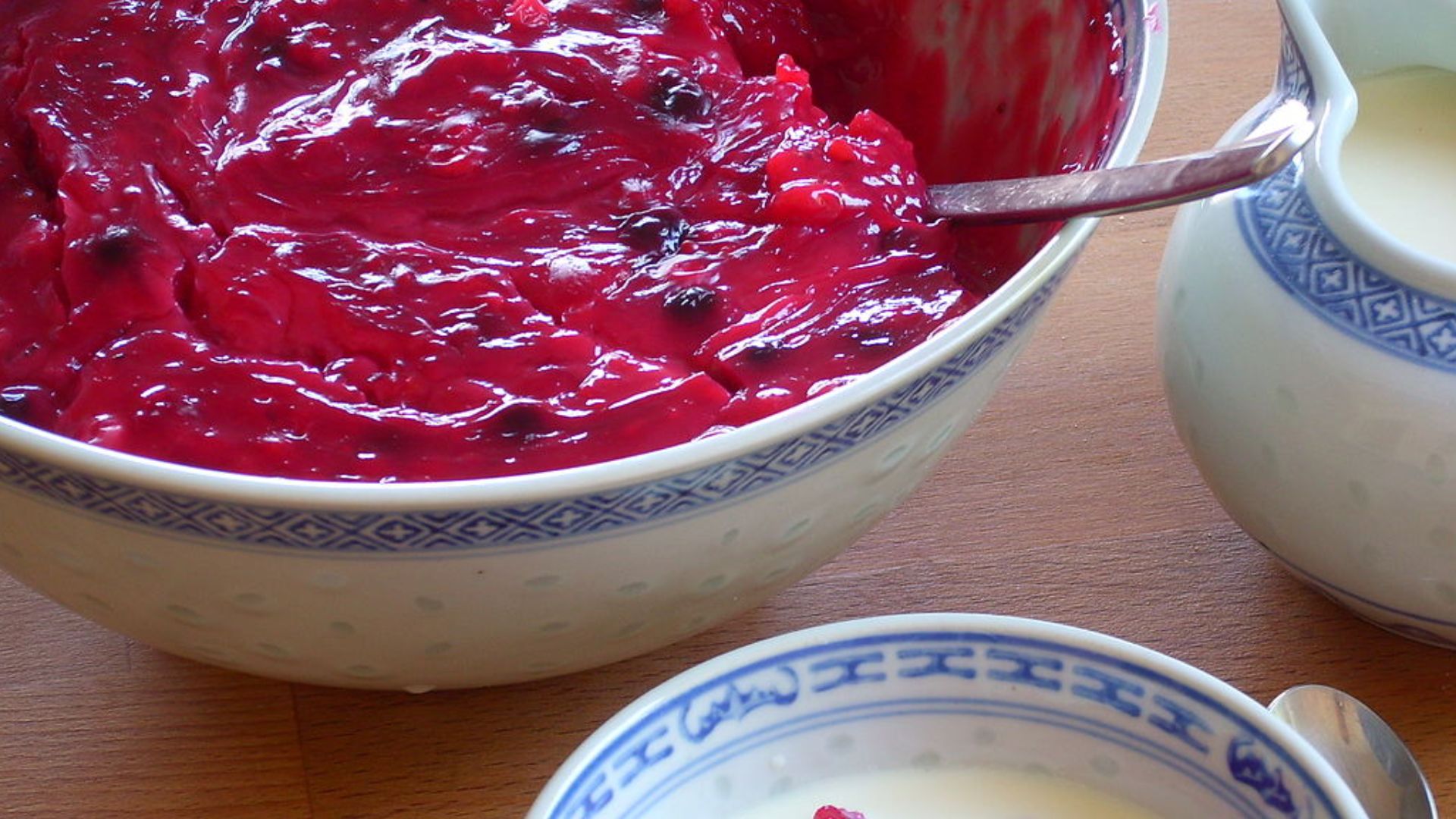 File:Rote Grütze mit Vanillesoße.JPG - Wikimedia Commons