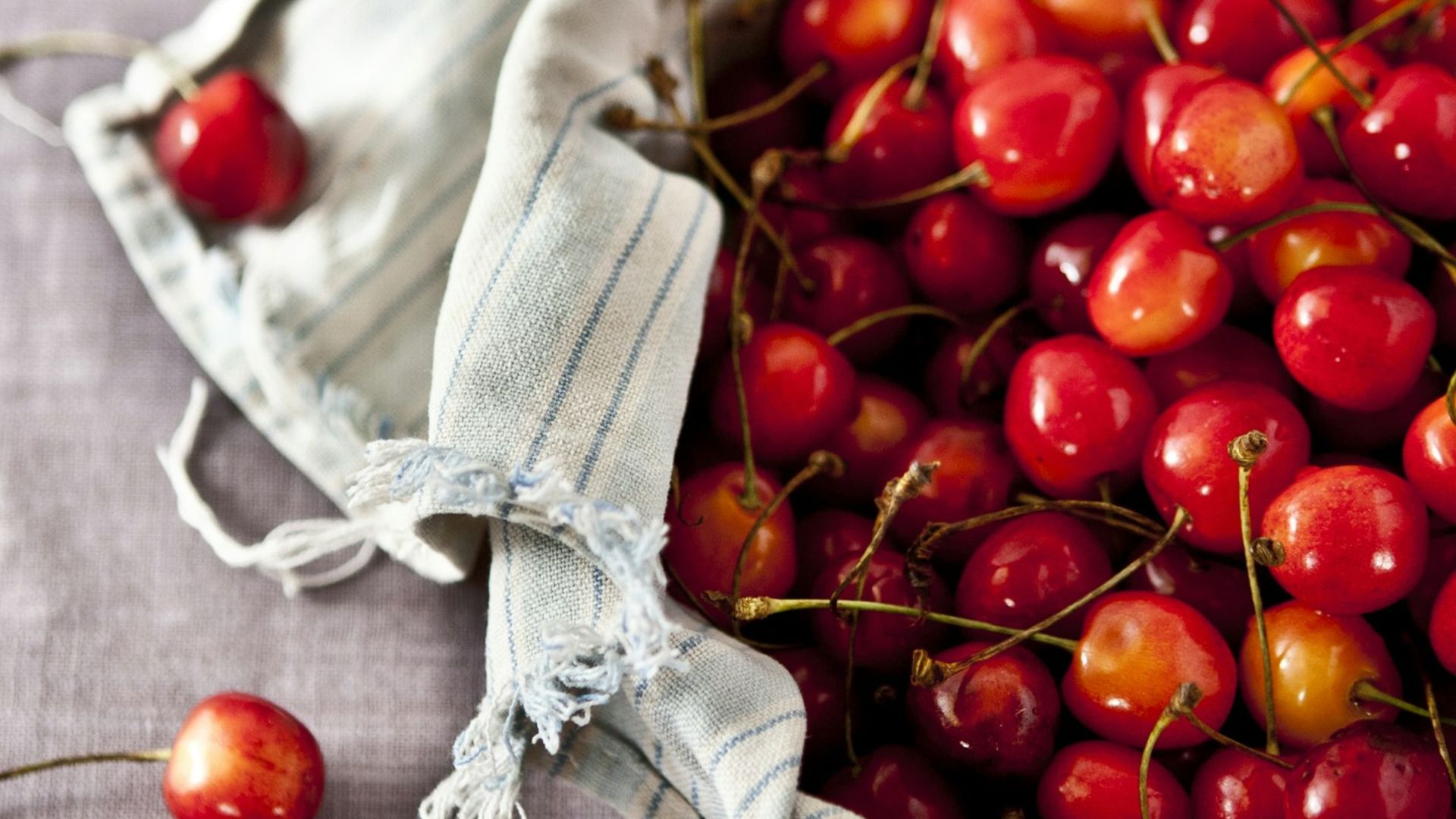 shallow focus photography of cherry fruits