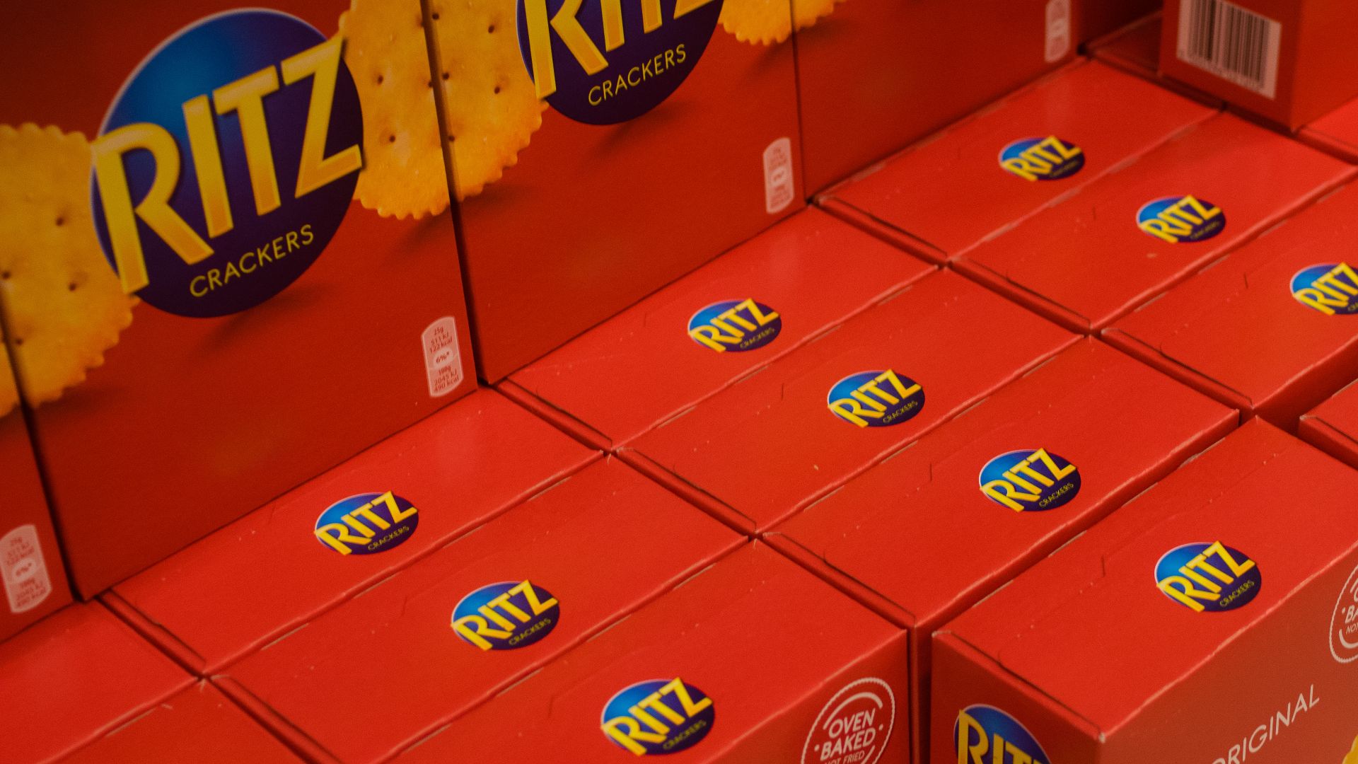File:Kartonger med Ritz-kjeks.jpg