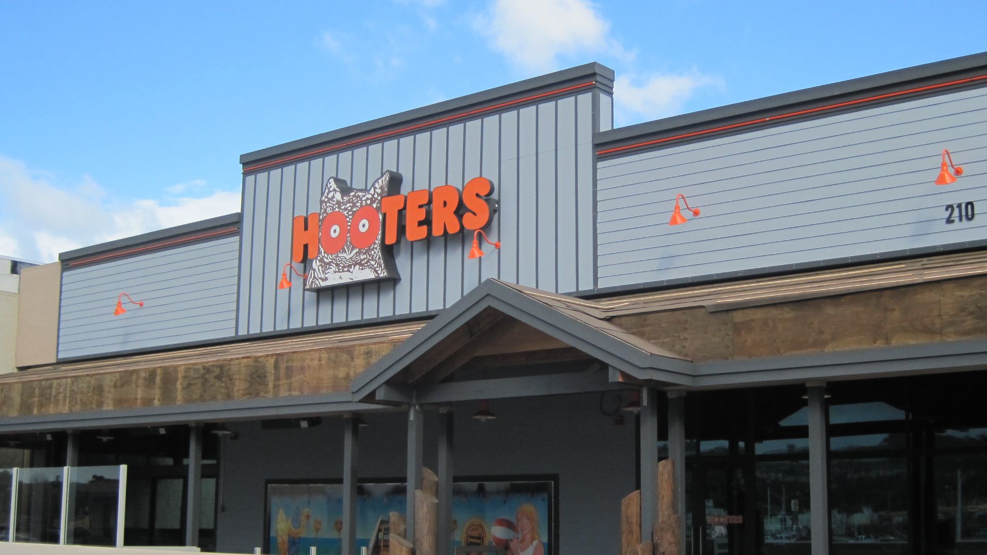 File:Exterior of Hooters, Tanforan.JPG