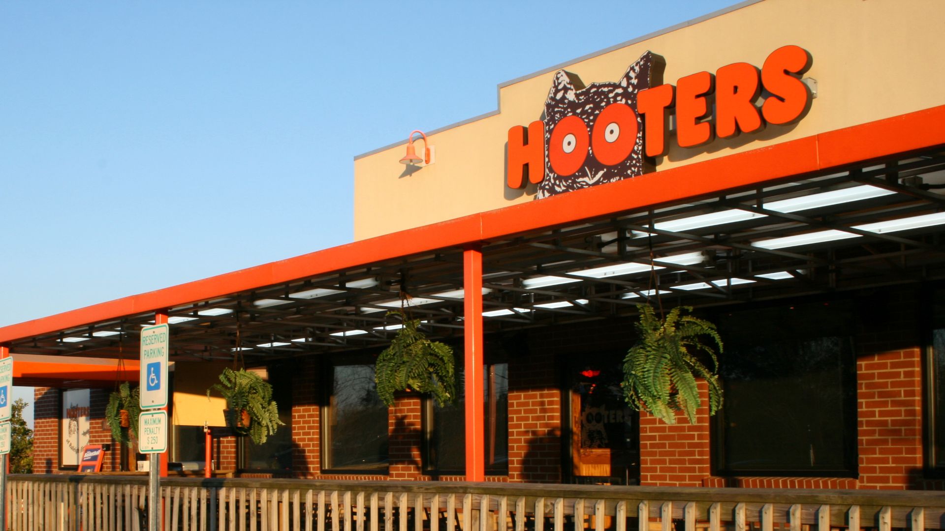 File:2009-02-22 Hooters in Morrisville.jpg