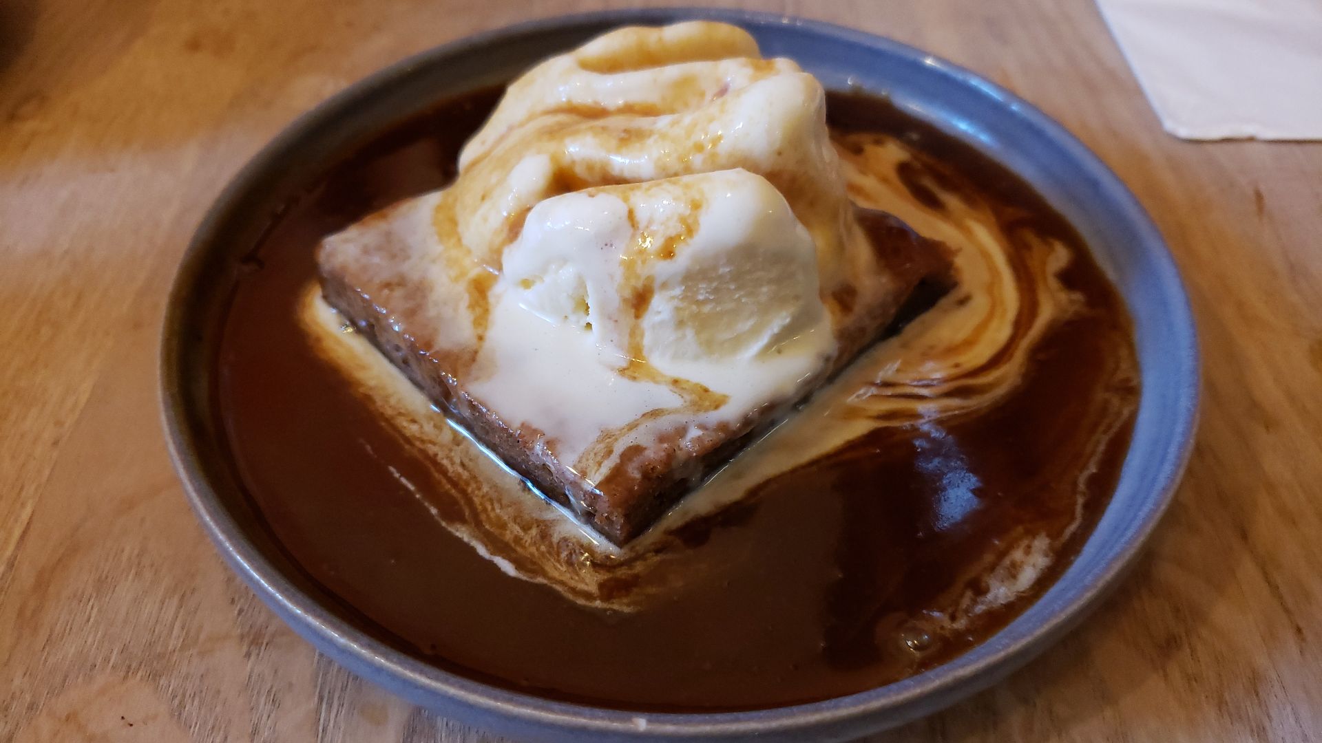 File:Sticky toffee pudding, rum butterscotch sauce and vanilla ice cream (v) - Post House Cafe, Brighton 2024-01-28.jpg