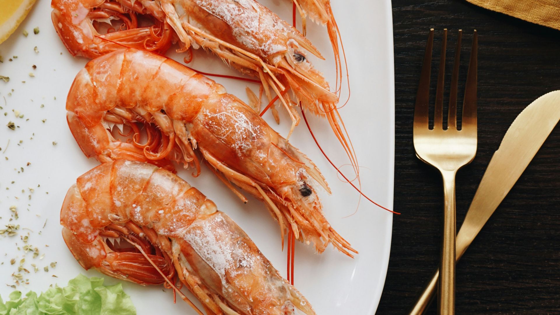 cooked shrimp platter