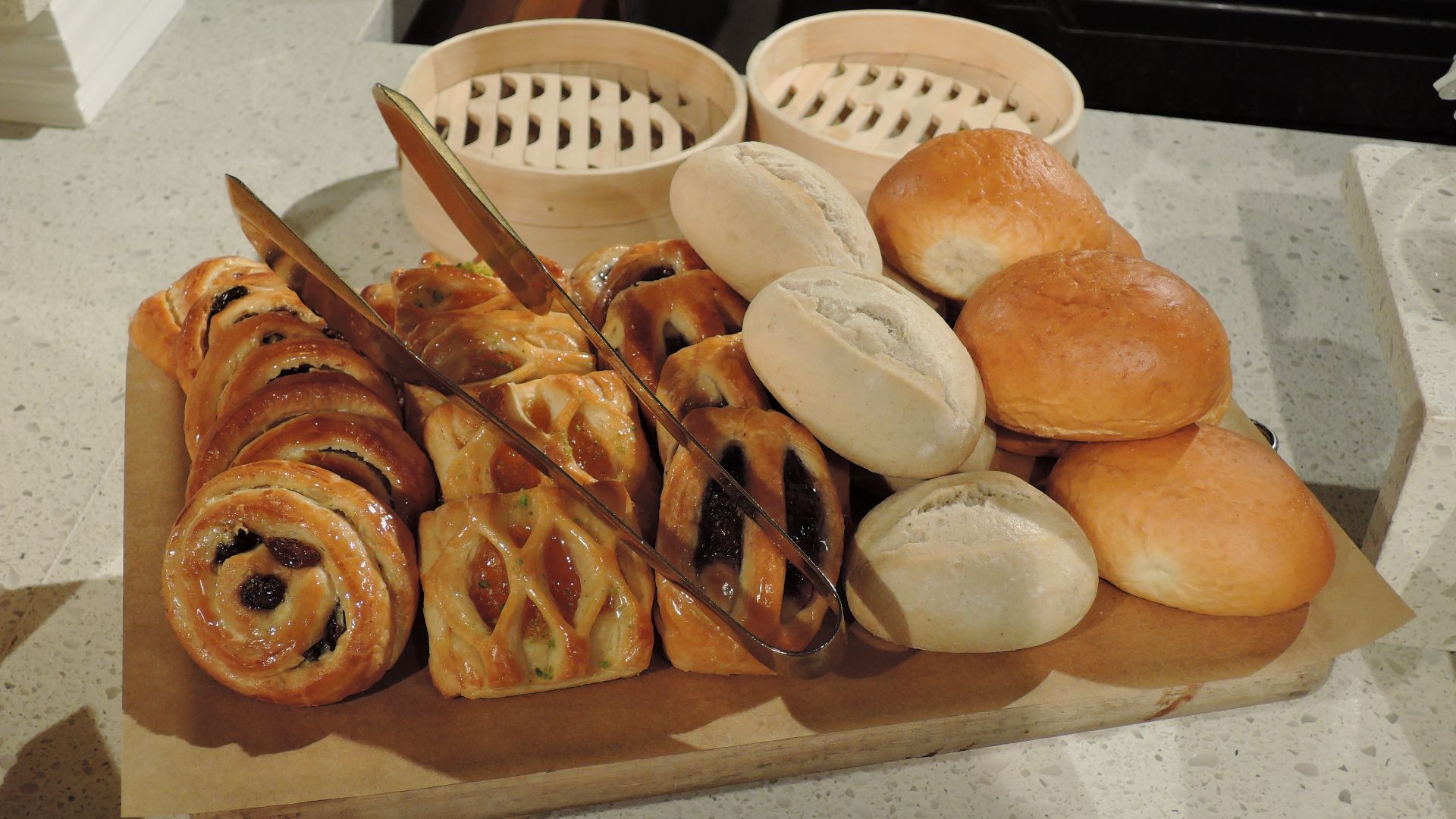 File:Bread platter in buffet restaurant.jpg