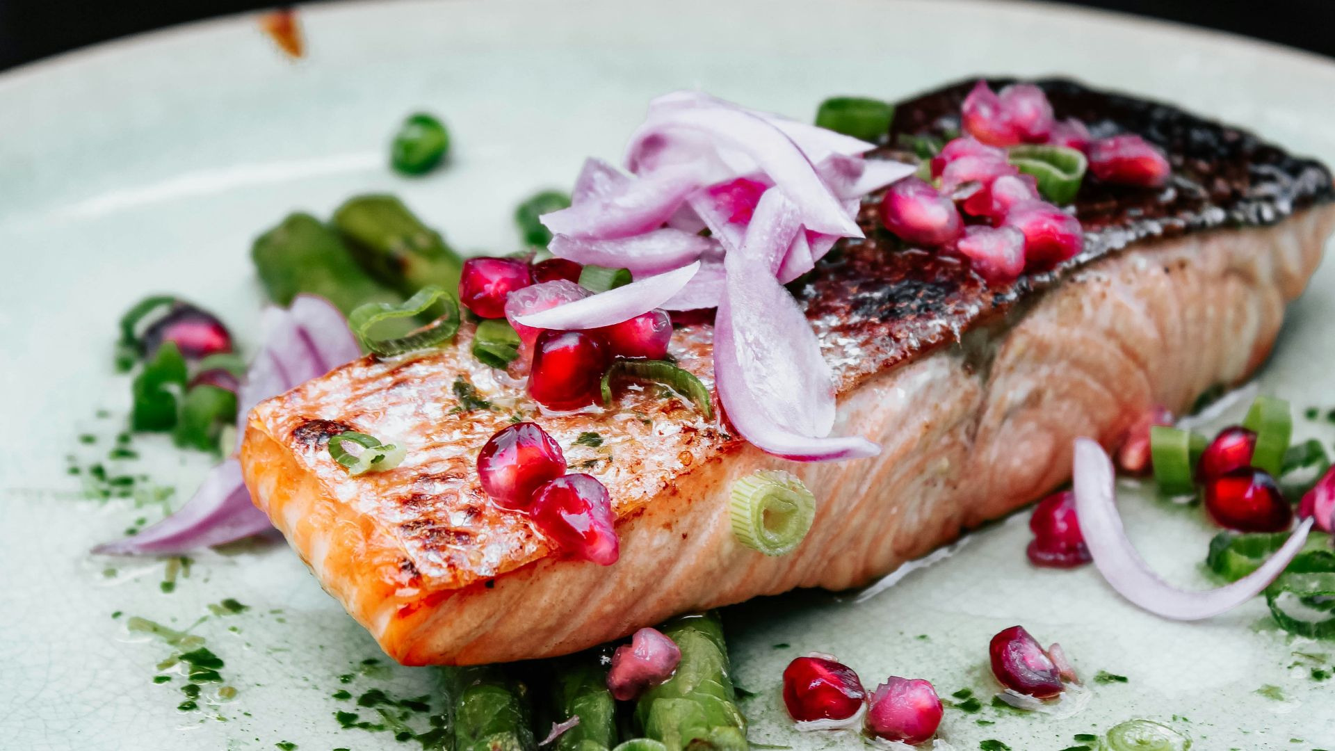 fish with onions and asparagus
