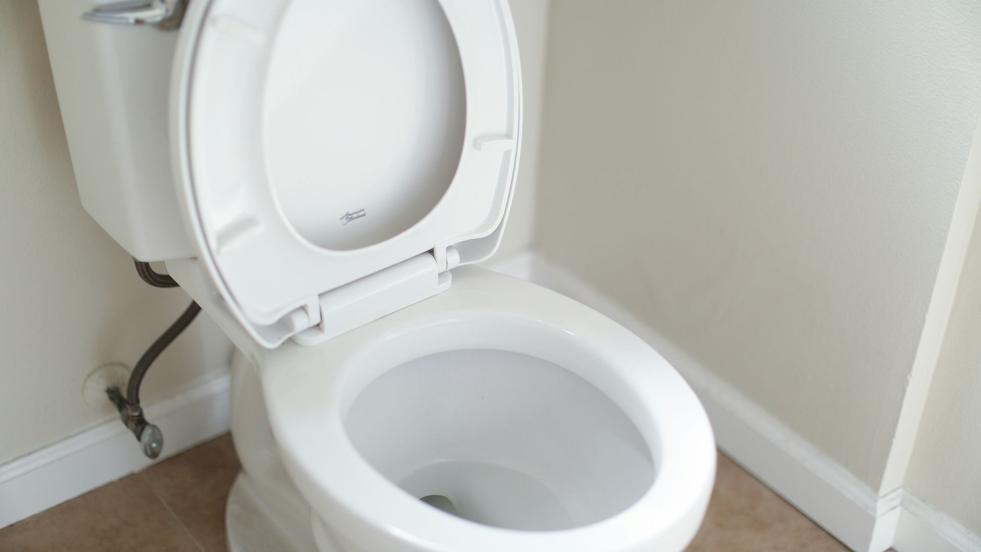 white ceramic toilet bowl with cover