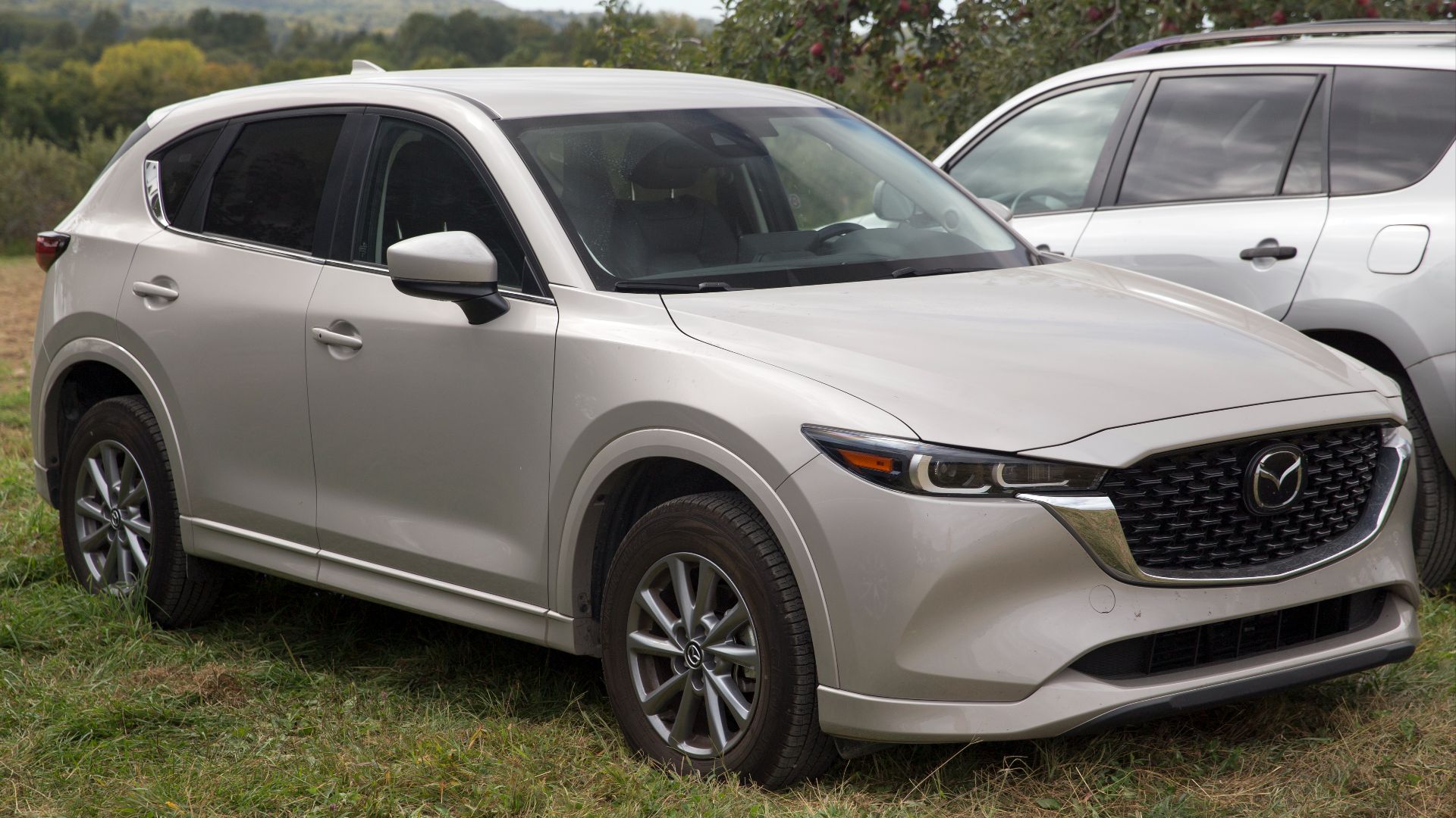 File:2024 Mazda CX-5 2.5 S Select in Platinum Quartz Metallic, front right.jpg