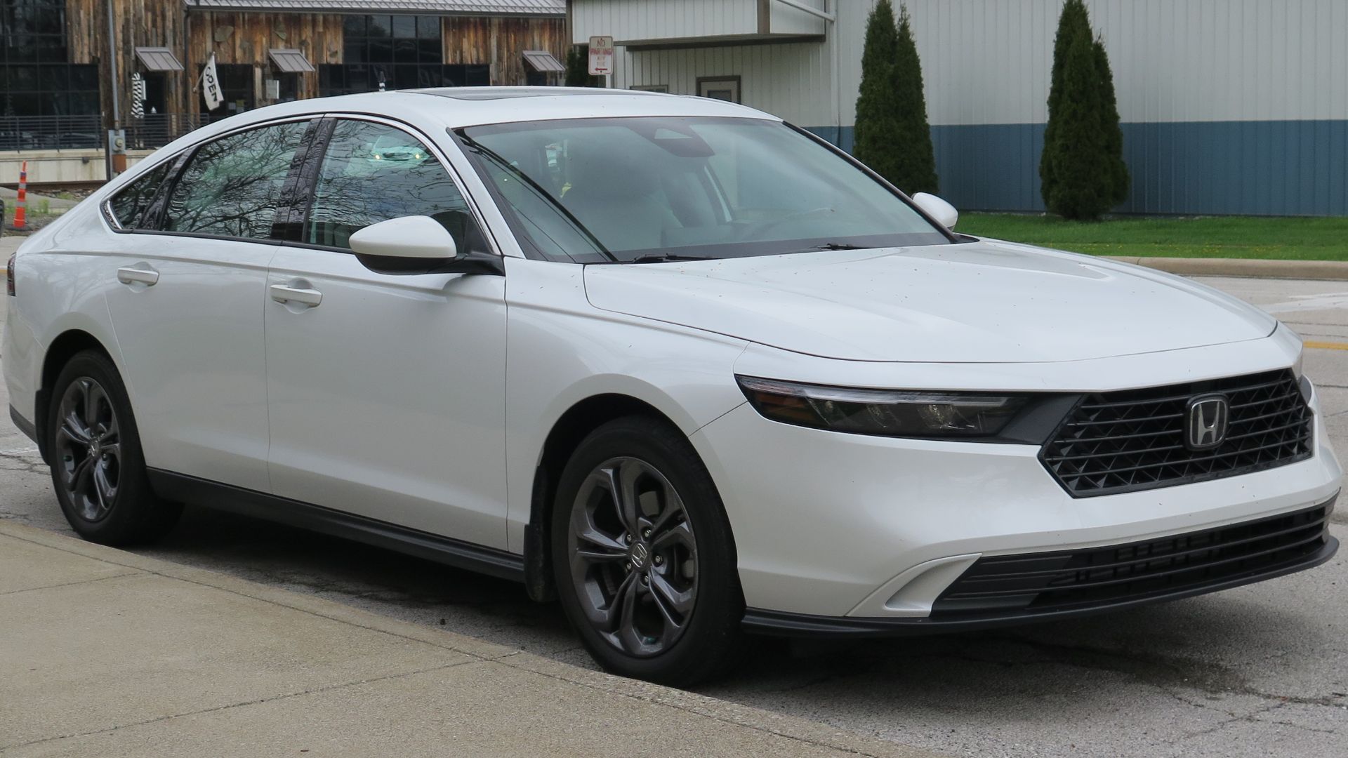 File:2023 Honda Accord EX in Platinum White Pearl, front right, 04-26-2025.jpg
