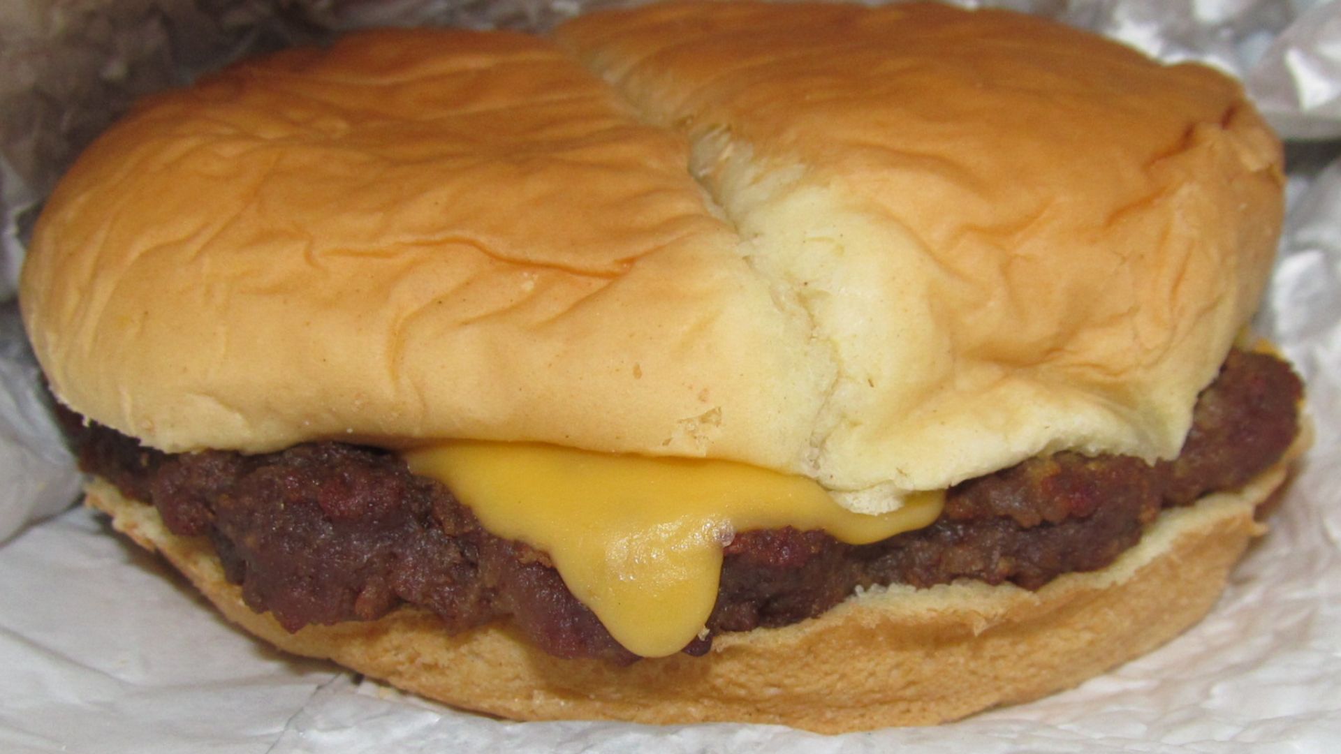 File:7-Eleven Cheeseburger (29692848751).jpg