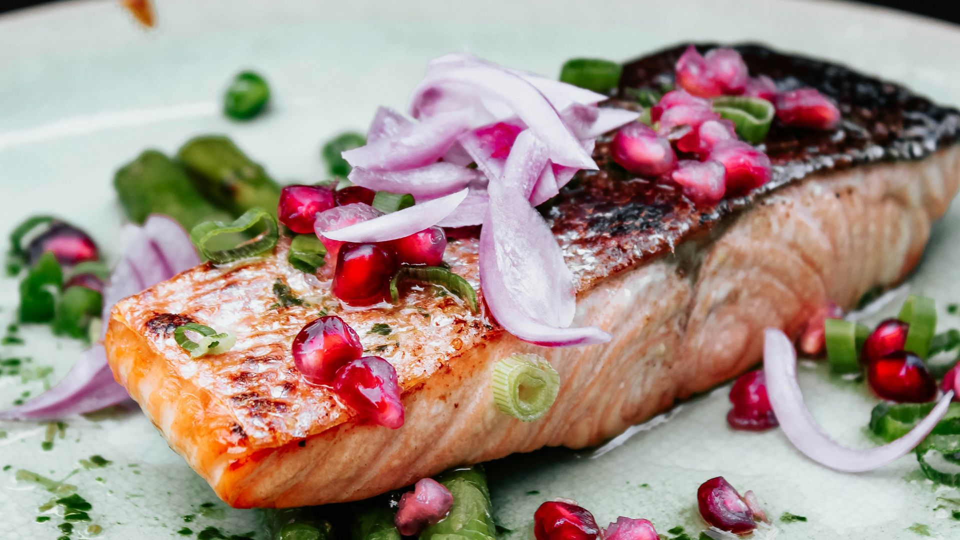 fish with onions and asparagus