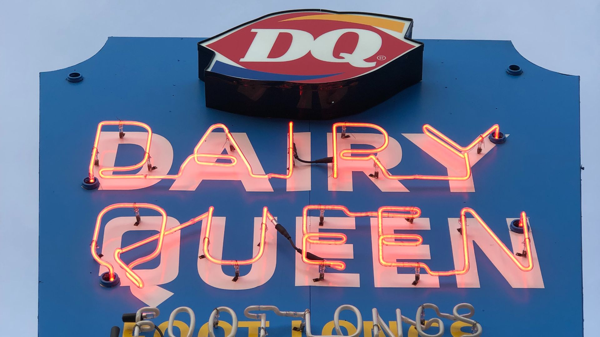 File:Myles Dairy Queen sign.jpg