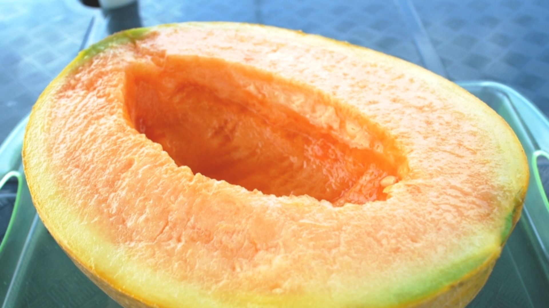 File:Half cut of Yubari melon.JPG