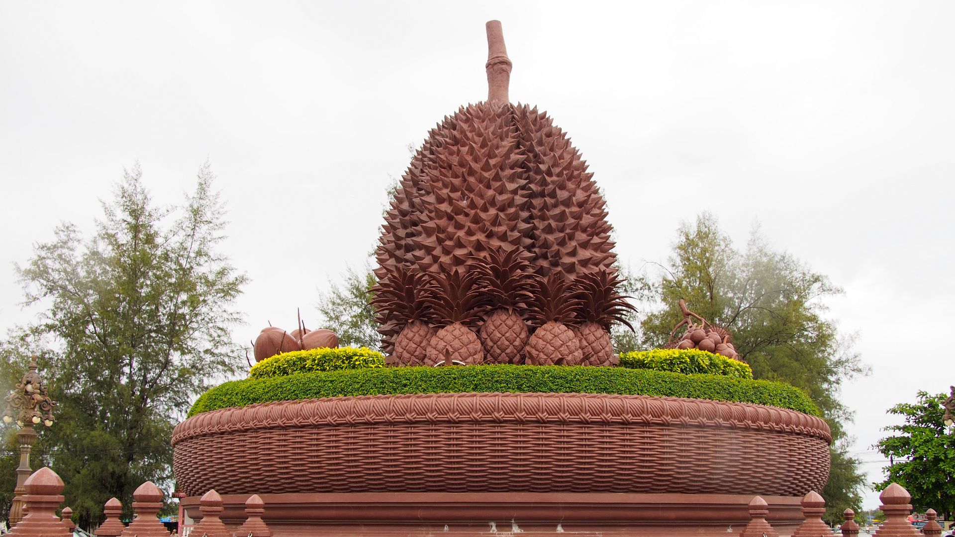 File:Durian Skulptur in Kampot, Kambodscha.jpg