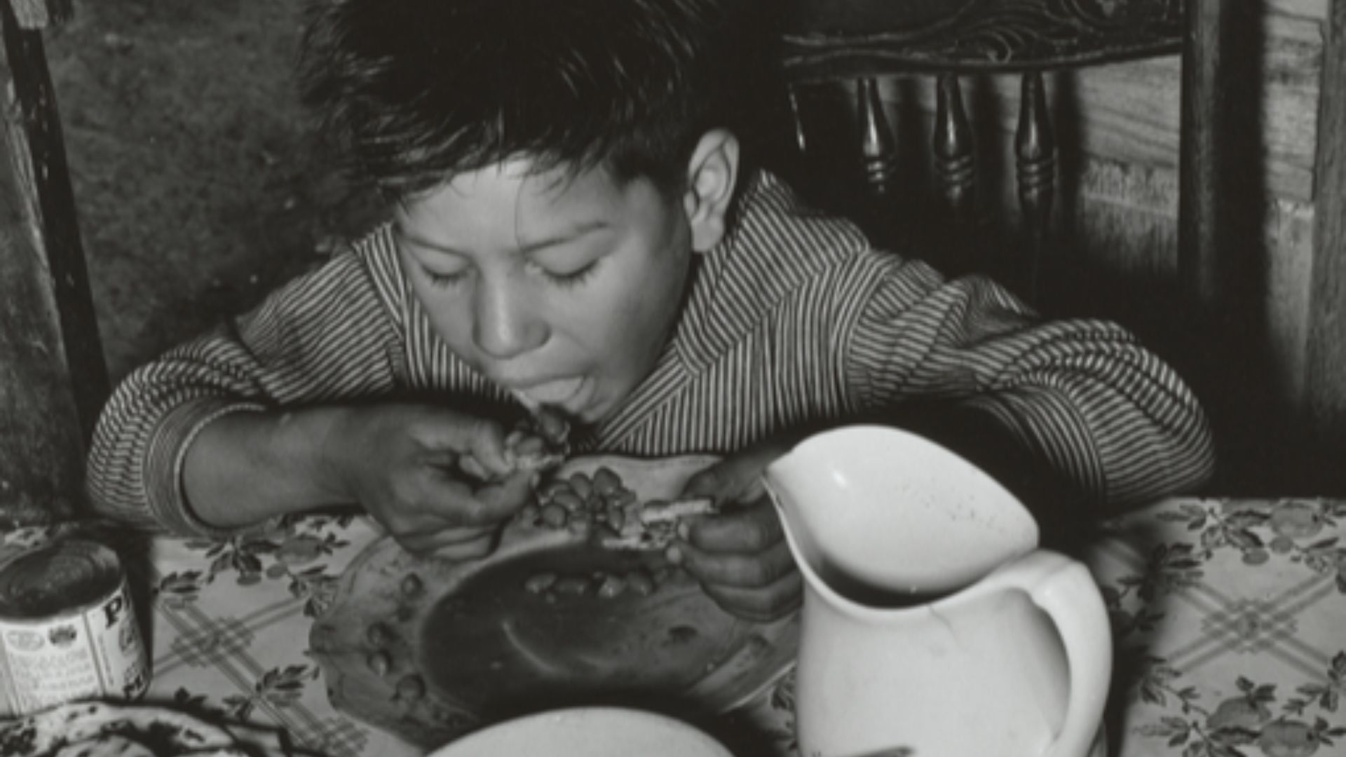 File:Mexican boy eating lunch. San Antonio, Texas.jpg