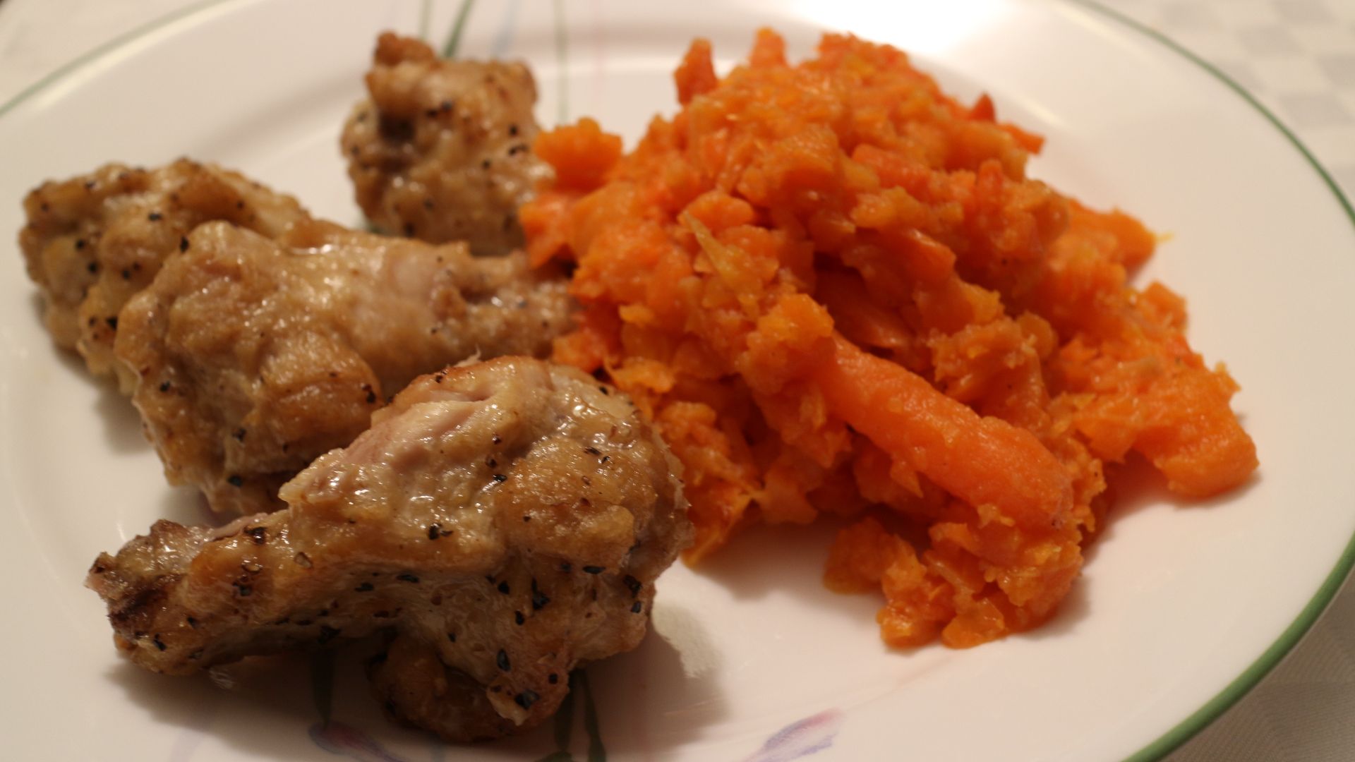 File:Chicken wings with mashed carrot.jpg