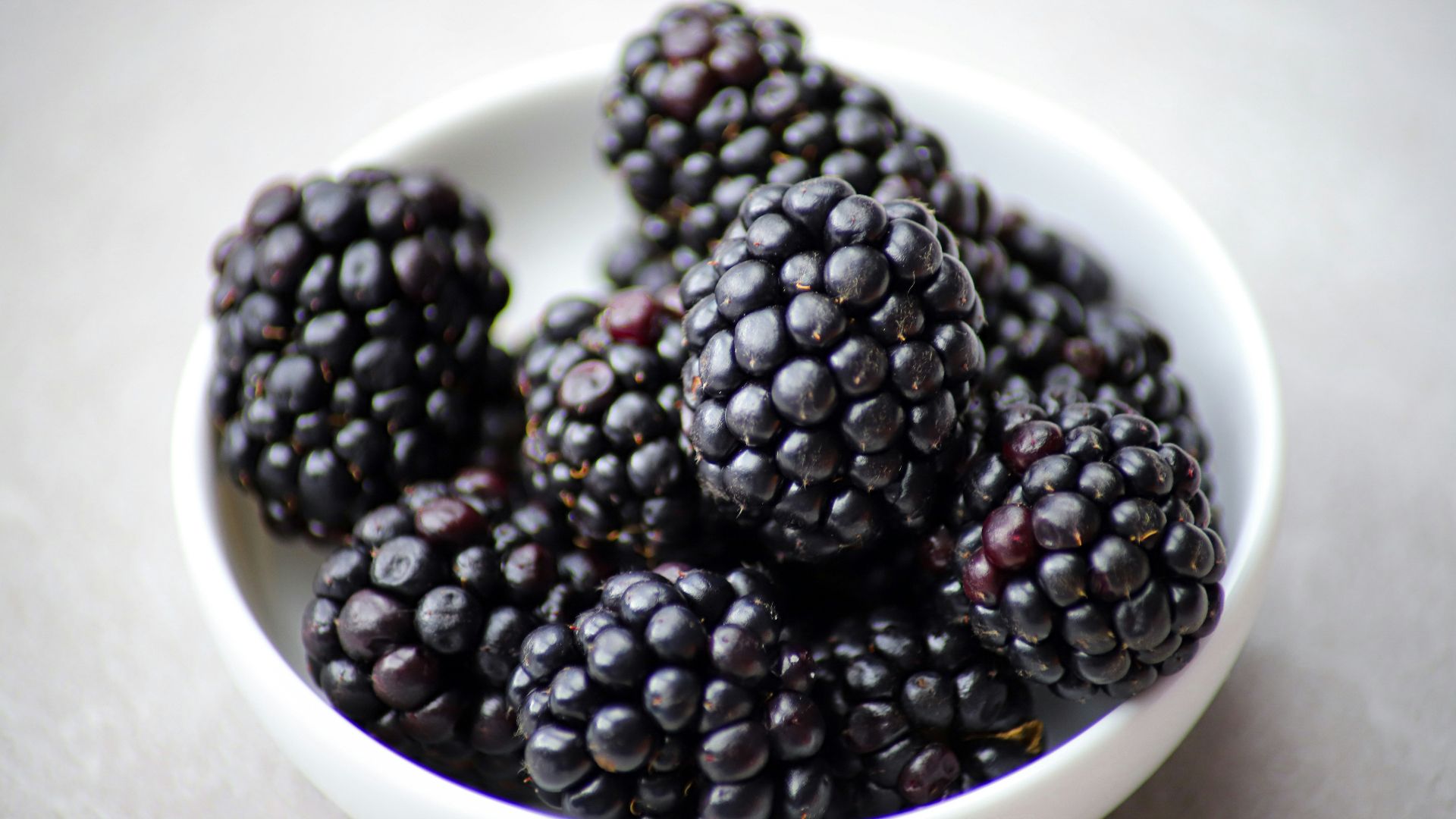 black berry fruit on bowl