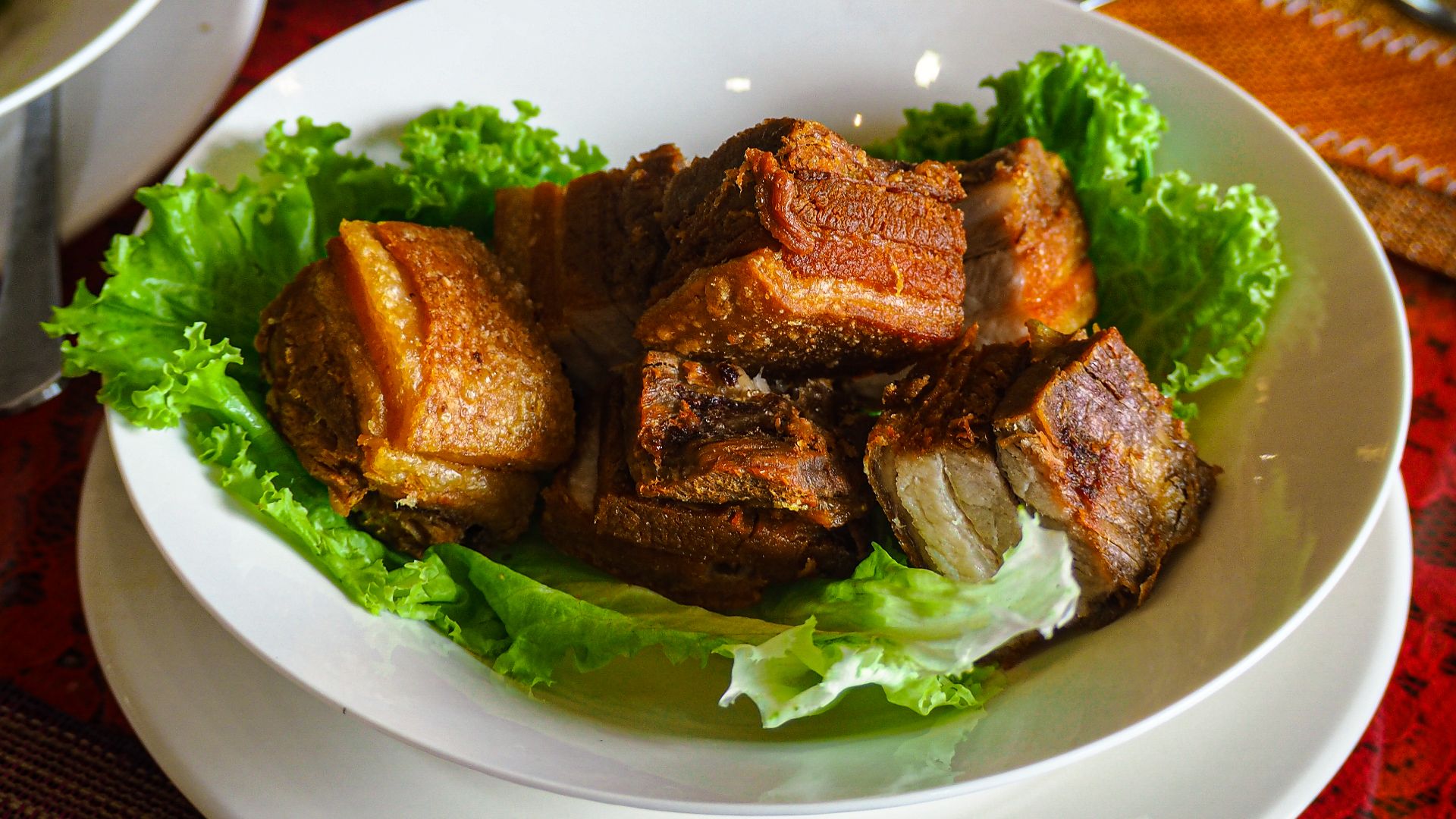 File:Lechong Kawali at La Herencia Comida.jpg