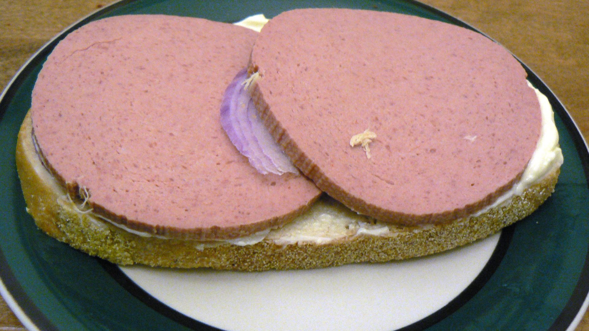 File:Liverwurst slices on bread..jpg