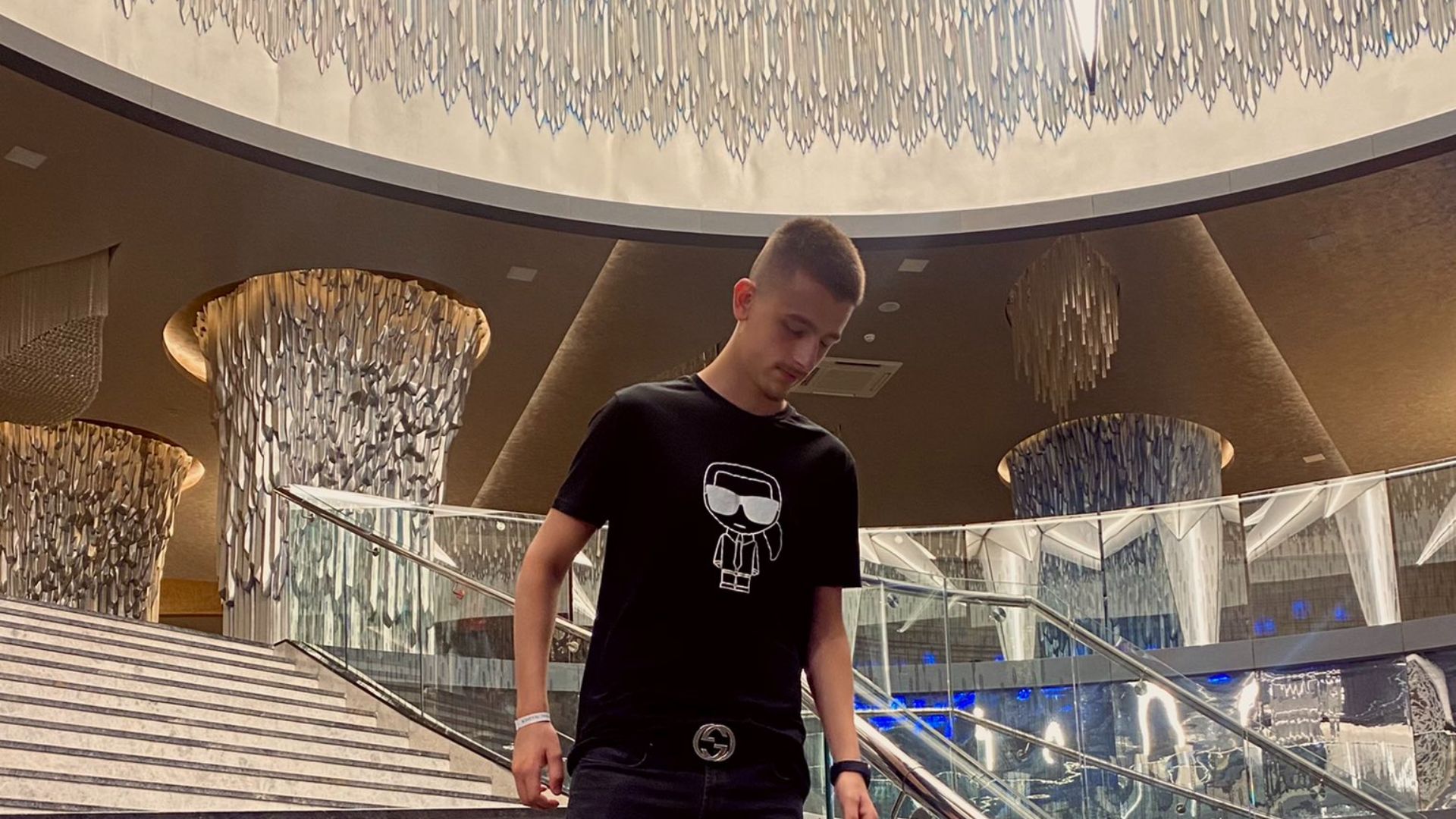 File:Ermal Spahiu në restorant.jpg