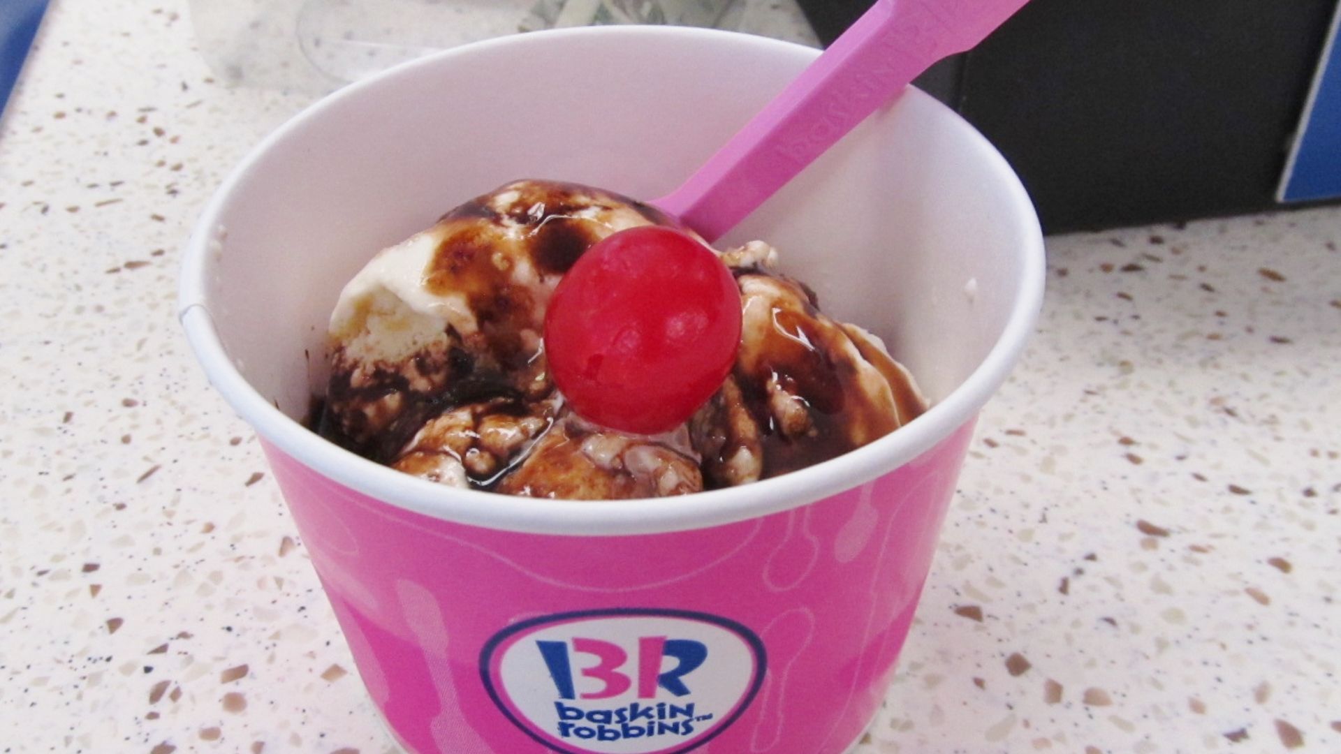 File:Baskin Robbins Classic One Scoop Sundae (22767474120).jpg