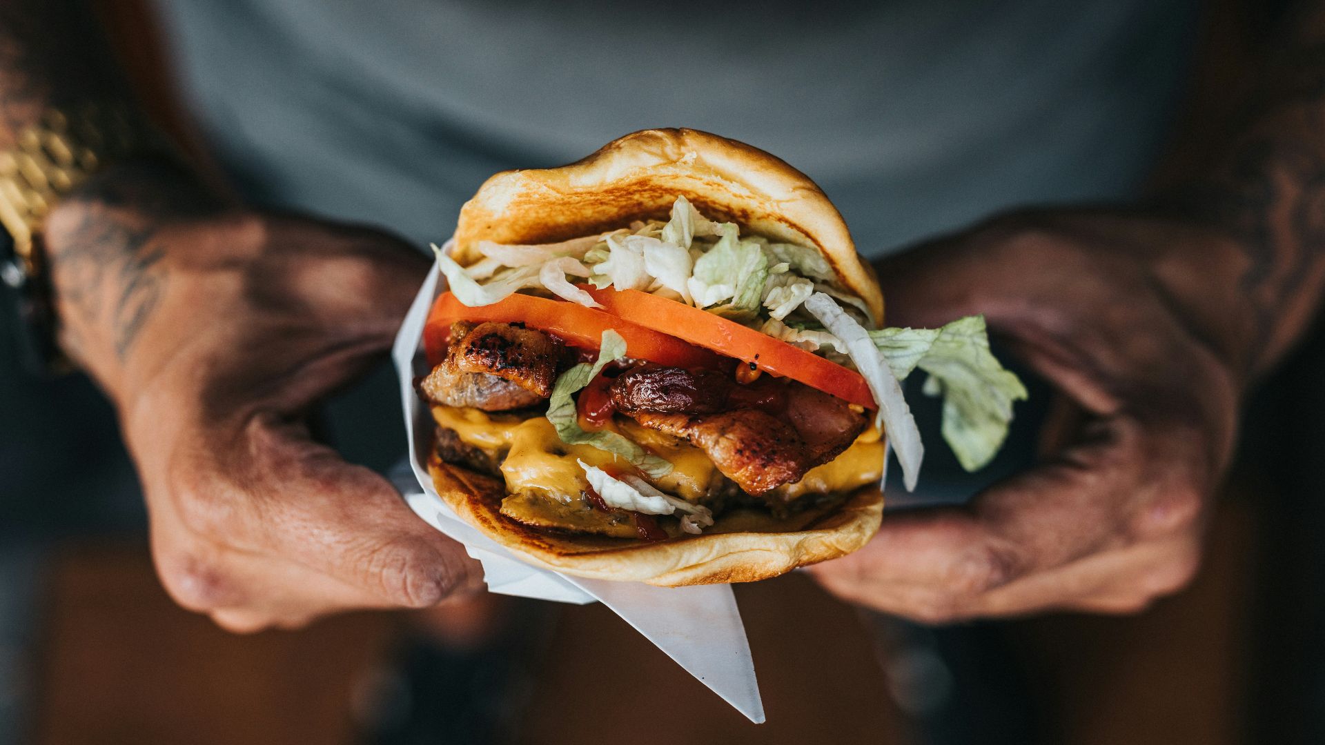 burger with lettuce and tomato