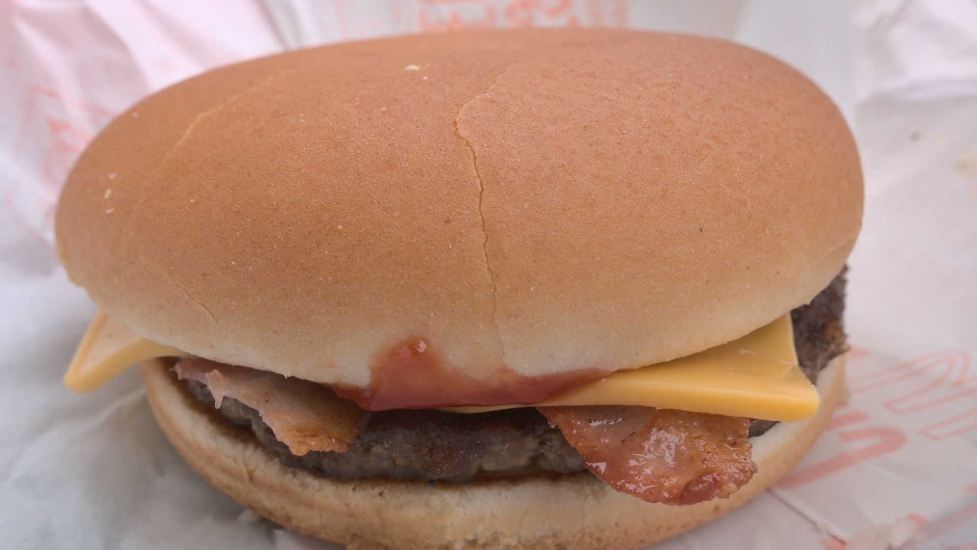 File:2017-05-25 AT Wien 10 Favoriten, McDonald's Wien Hauptbahnhof Shop 151 EG, Cheeseburger, Zwiebel, Bacon (50923007786).jpg