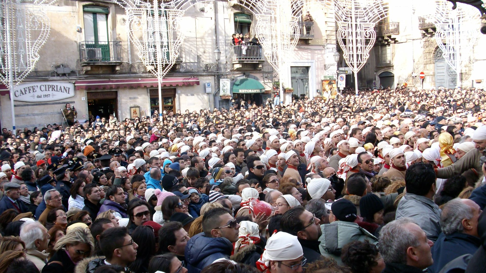 File:La folla alla festa di San Sebastiano, Piazza Lionardo Vico, Acireale.jpg