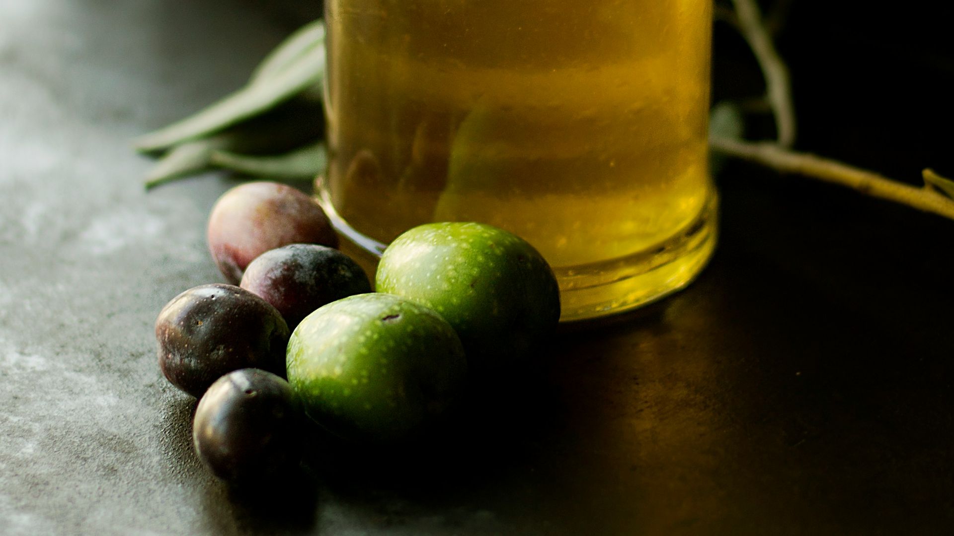 clear glass cruet bottle