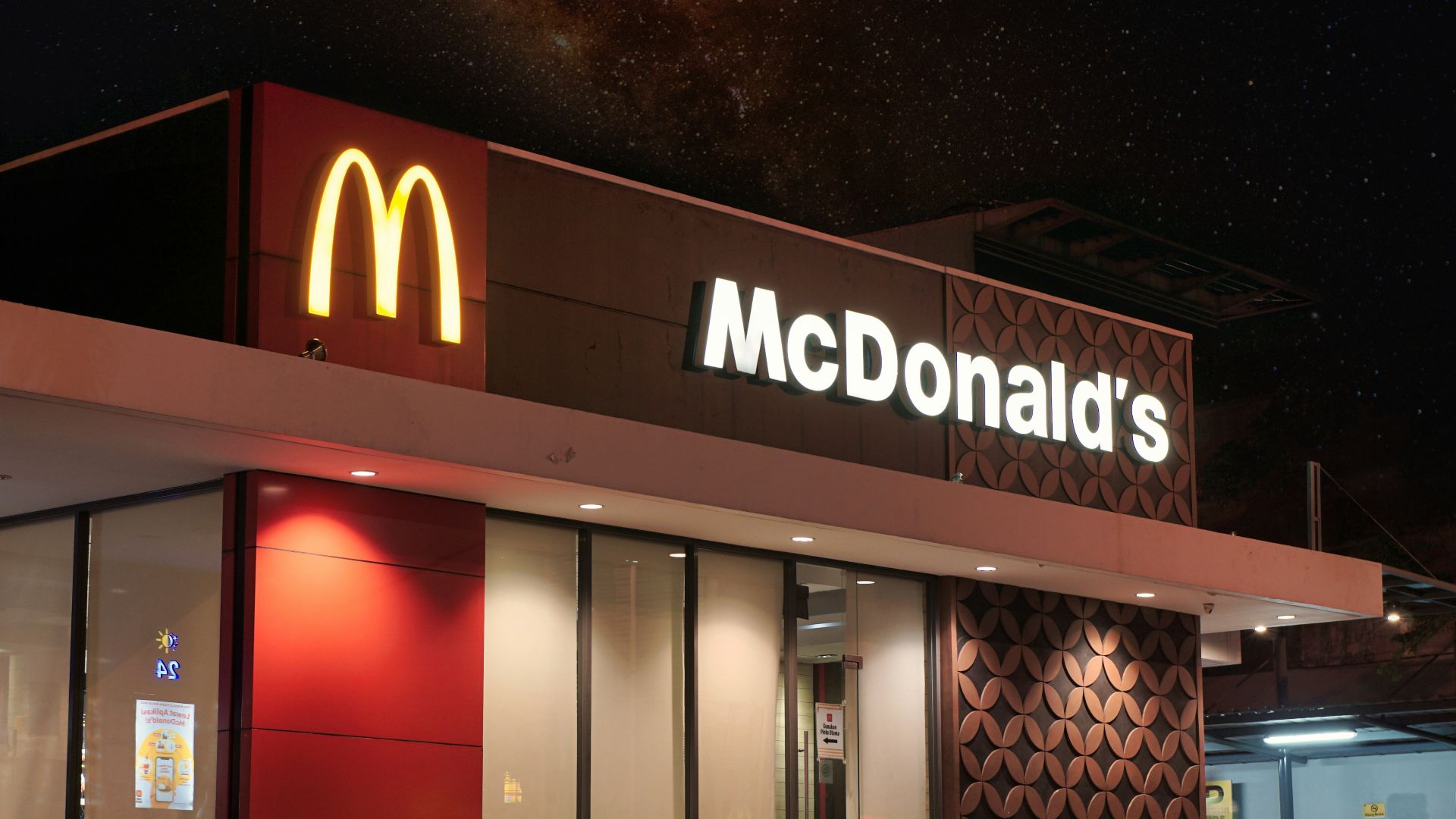 a mcdonald's restaurant is lit up at night