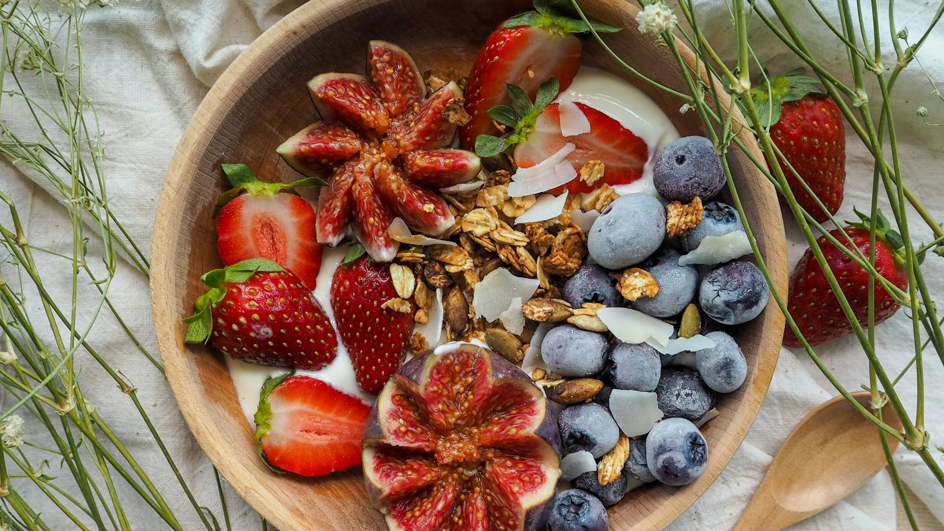 sliced fruits in bowl