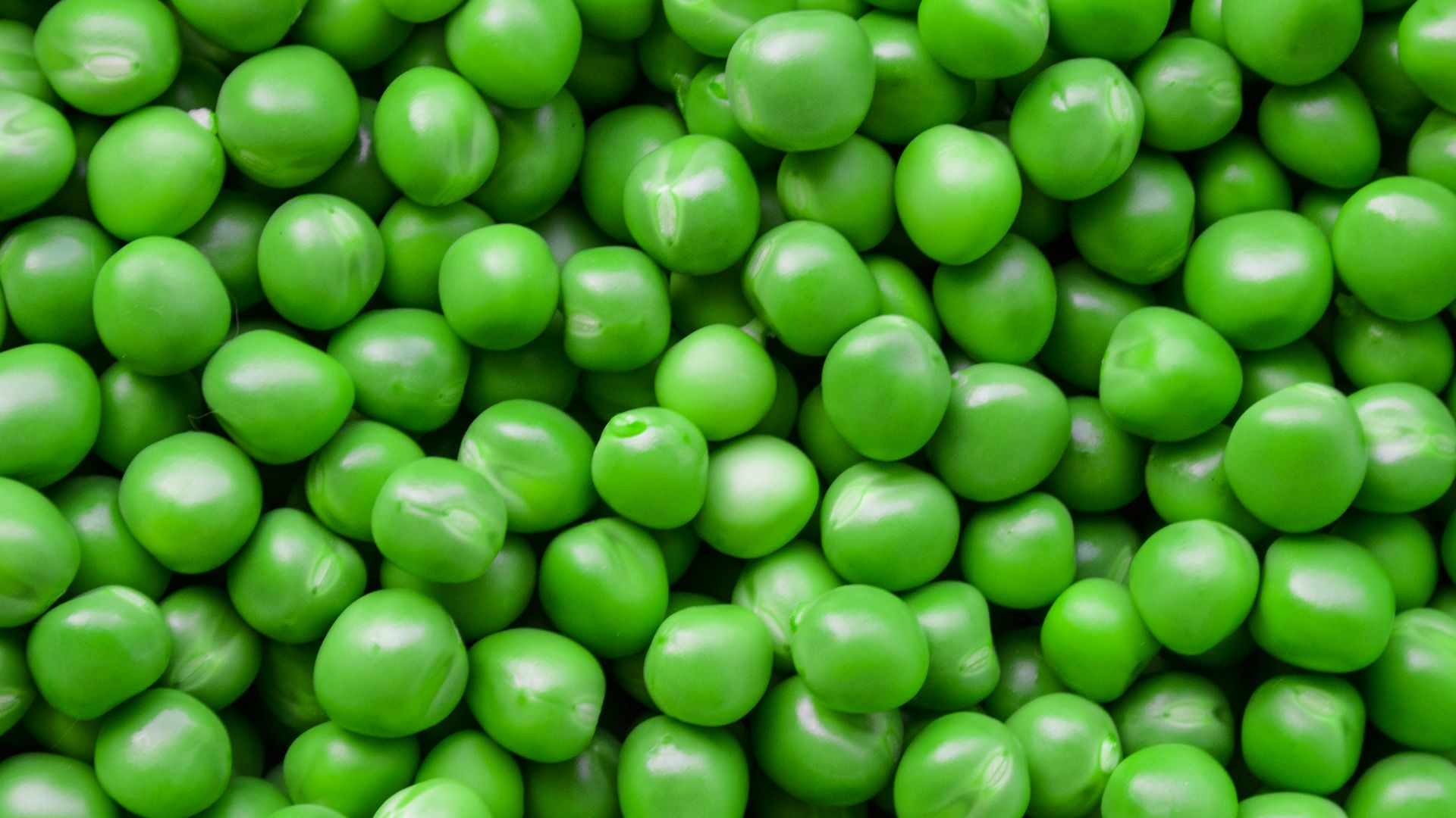a close up of a bunch of green peas
