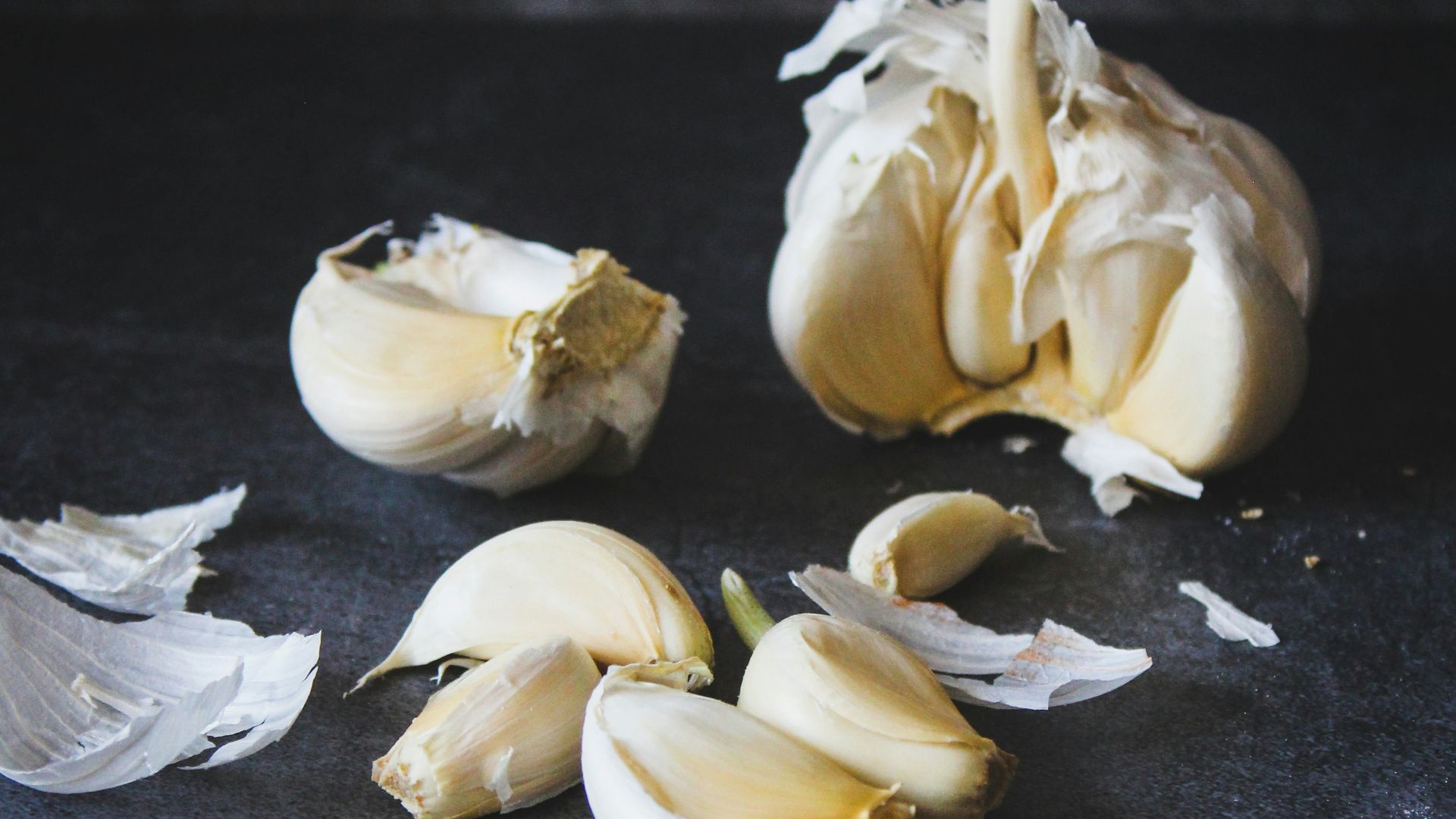 white garlic on black table