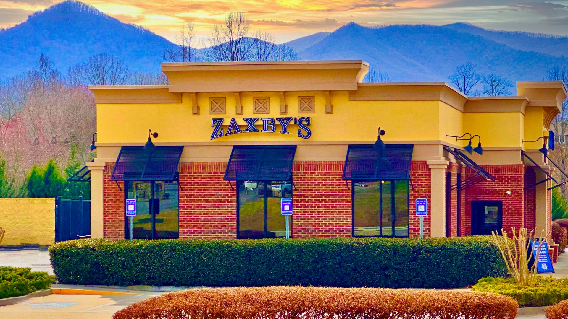 File:A Zaxby's chicken restaurant in Hiawassee, Georgia, United States 03.jpg