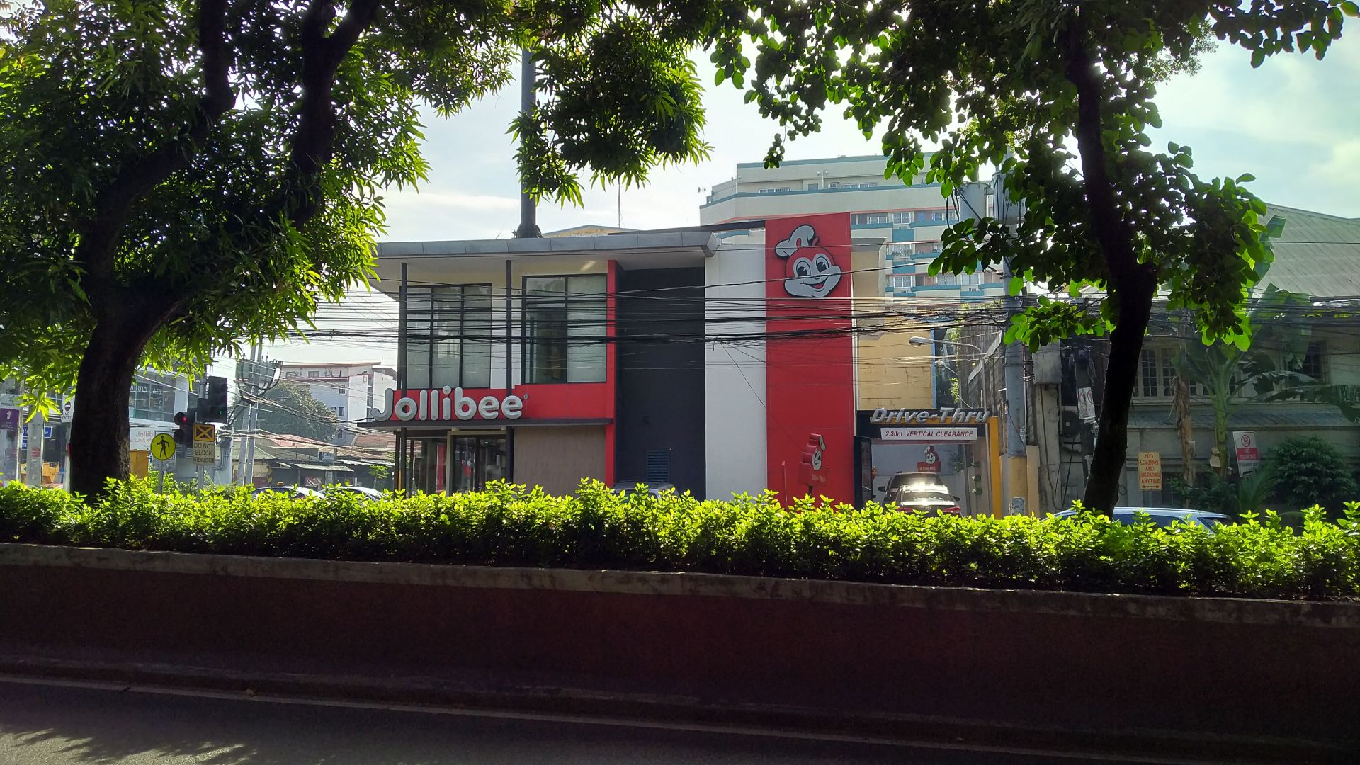 File:Jollibee Kalayaan Avenue, QC.jpg
