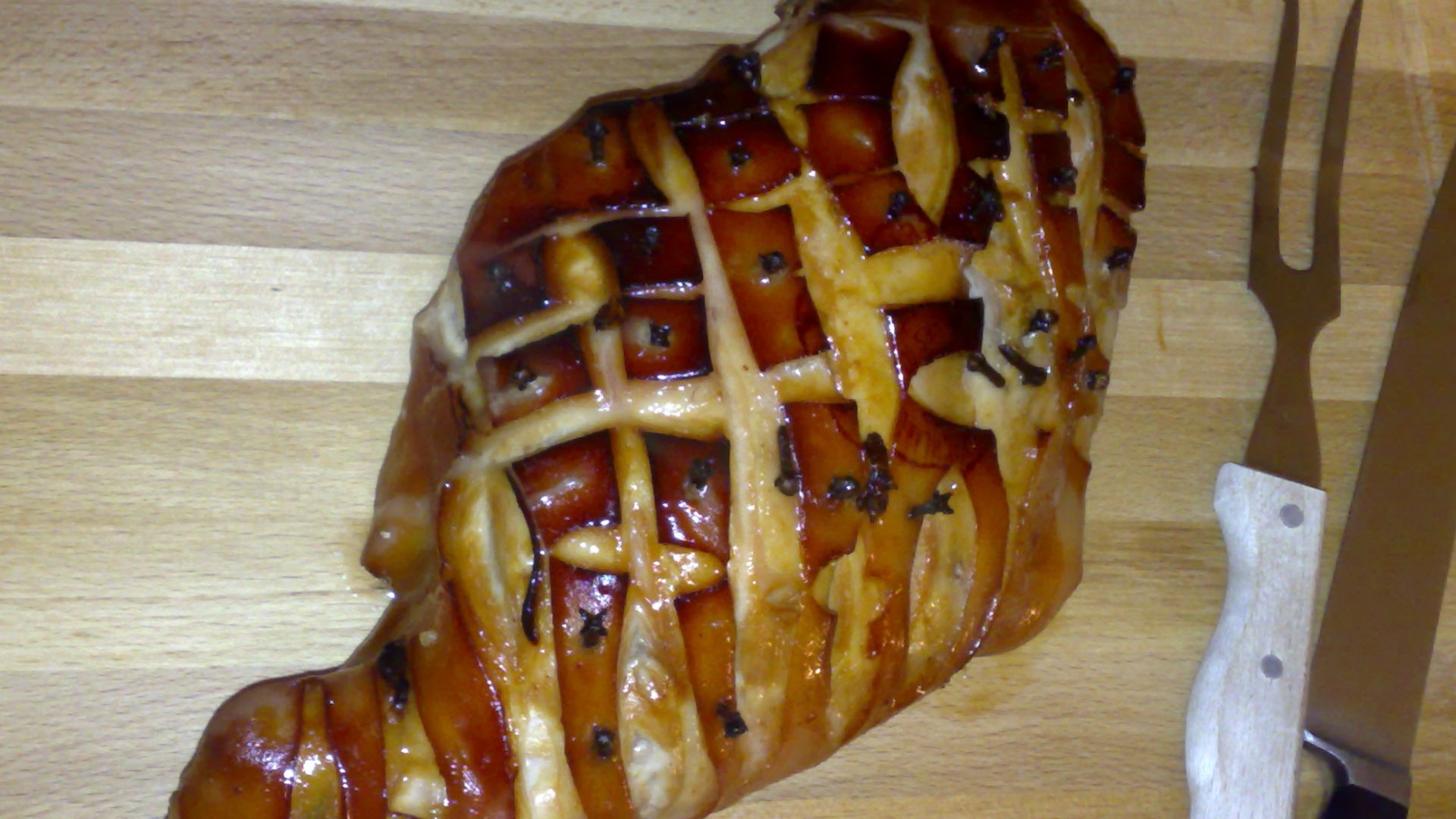 File:Honey-glazed ham on cutting board.jpg