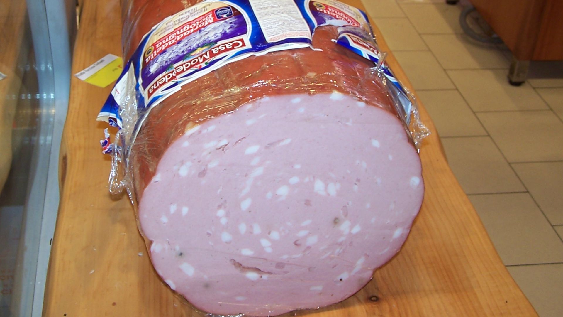 File:Mortadella.jpg