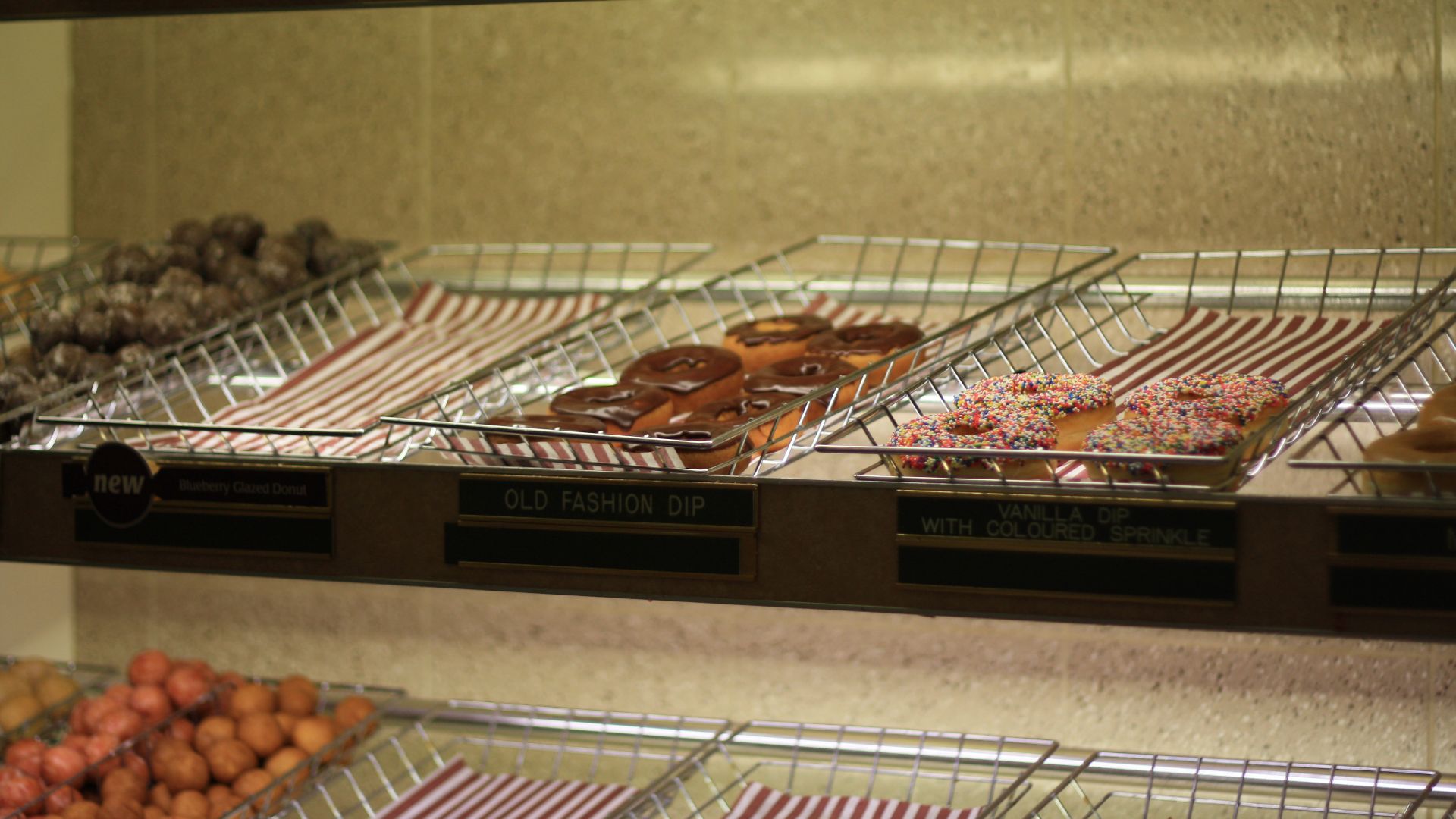 File:Tim hortons (13993140466).jpg