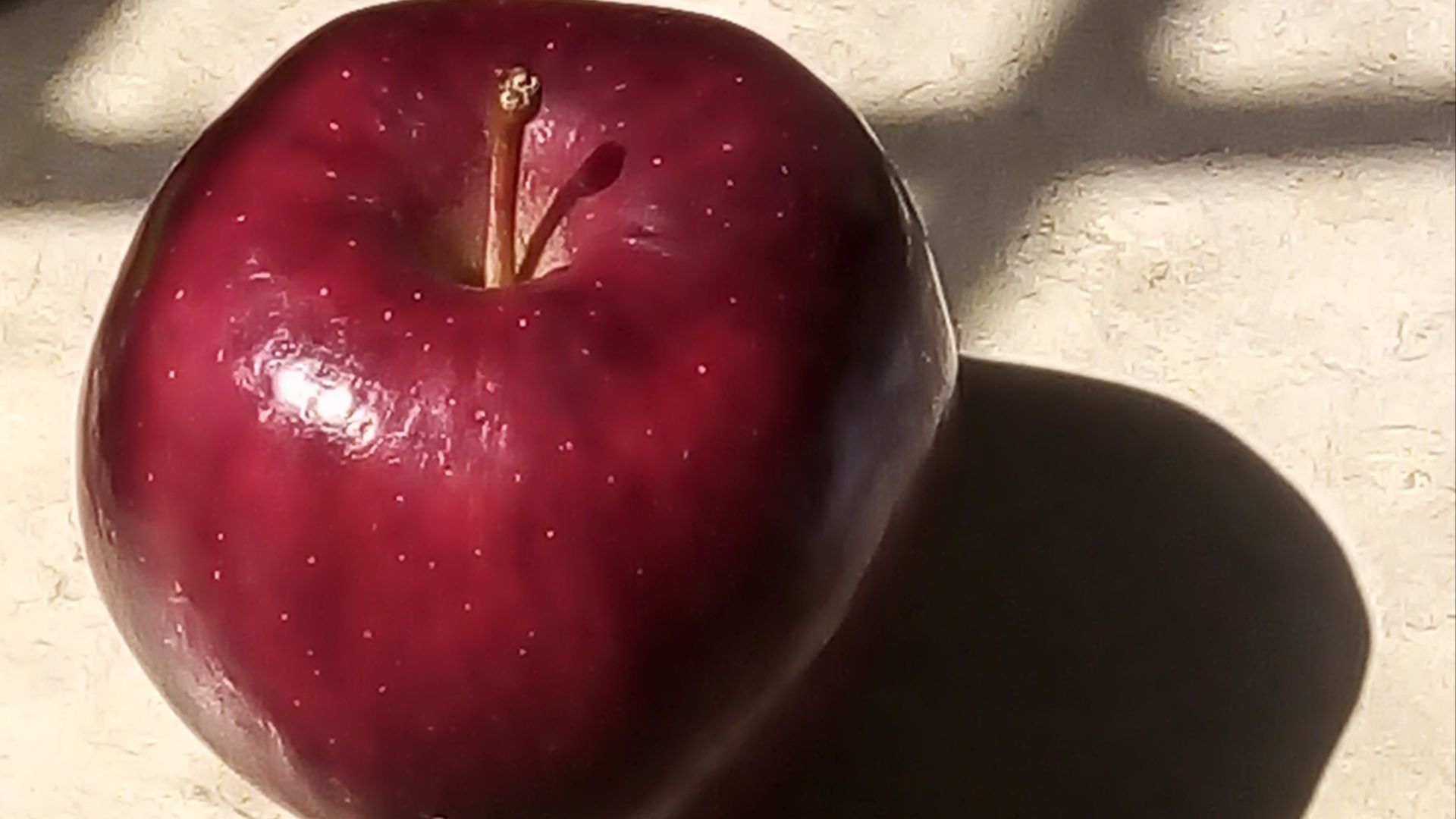 File:Red Delicious Apple Mexico.jpg