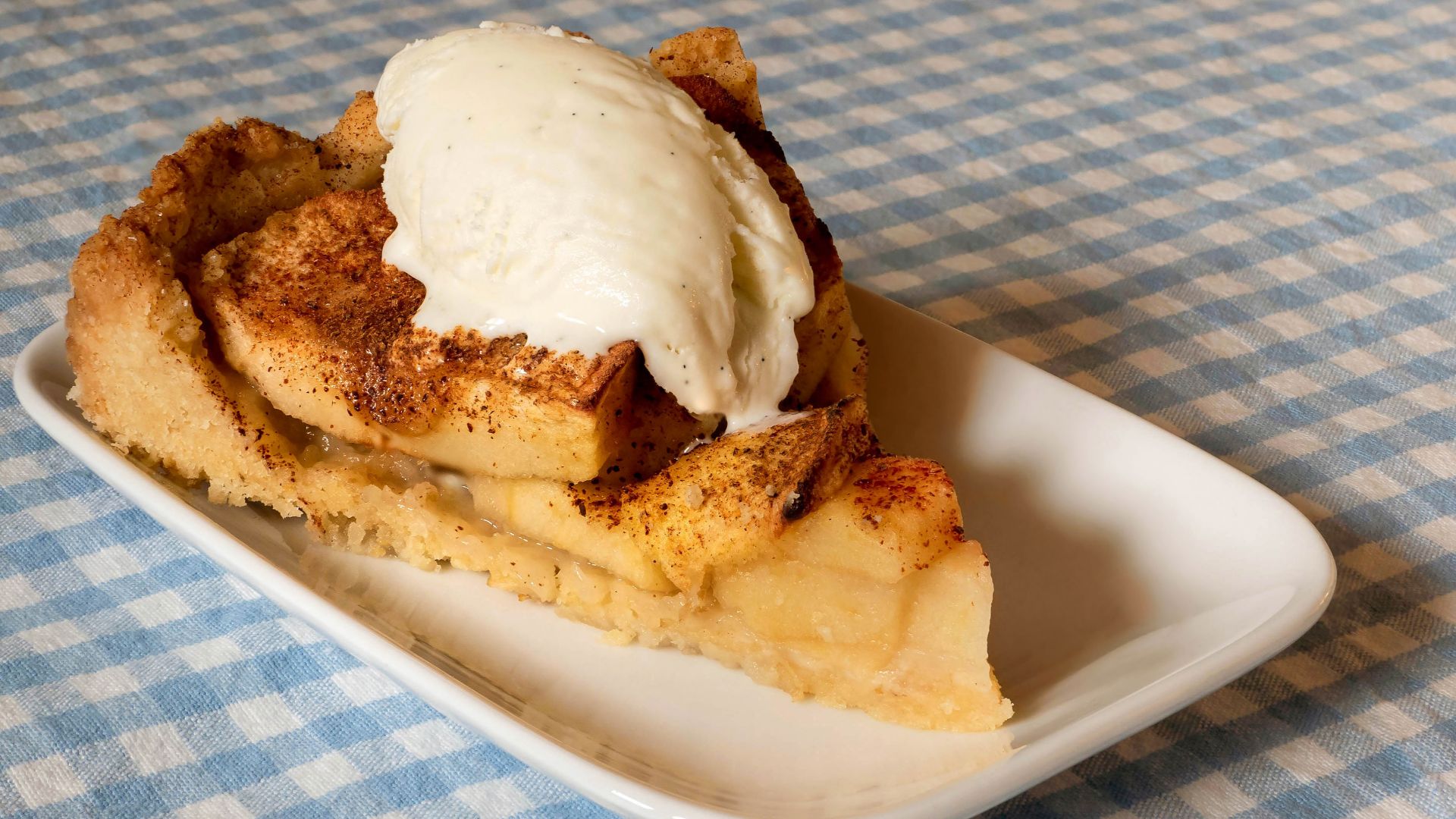 File:Apple cake with vanilla ice cream 2.jpg